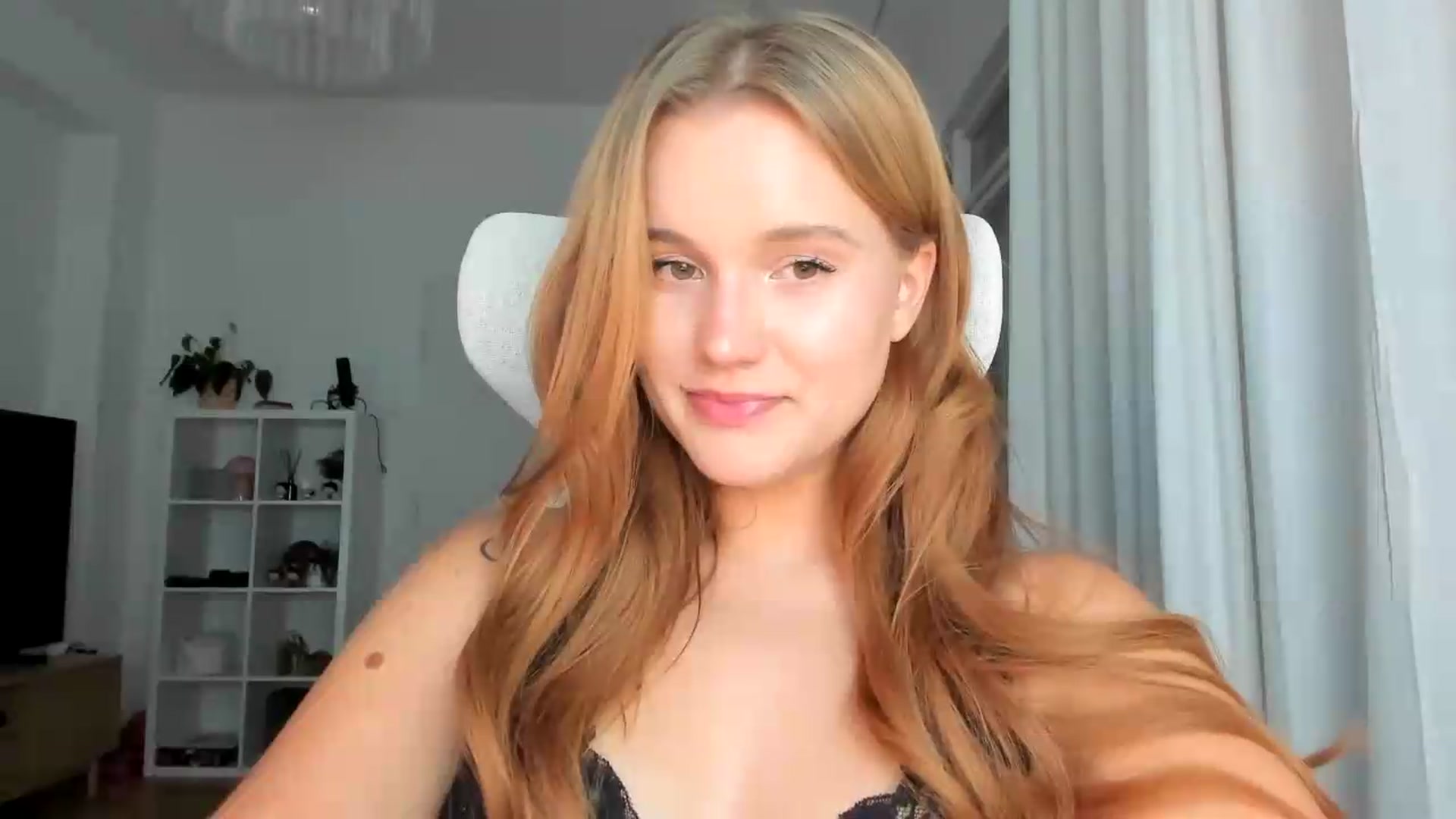 Gallery image thumbnail from lisa_lisa's myfreecams stream on, 08/16/2026, 20:19 image 5 of 20