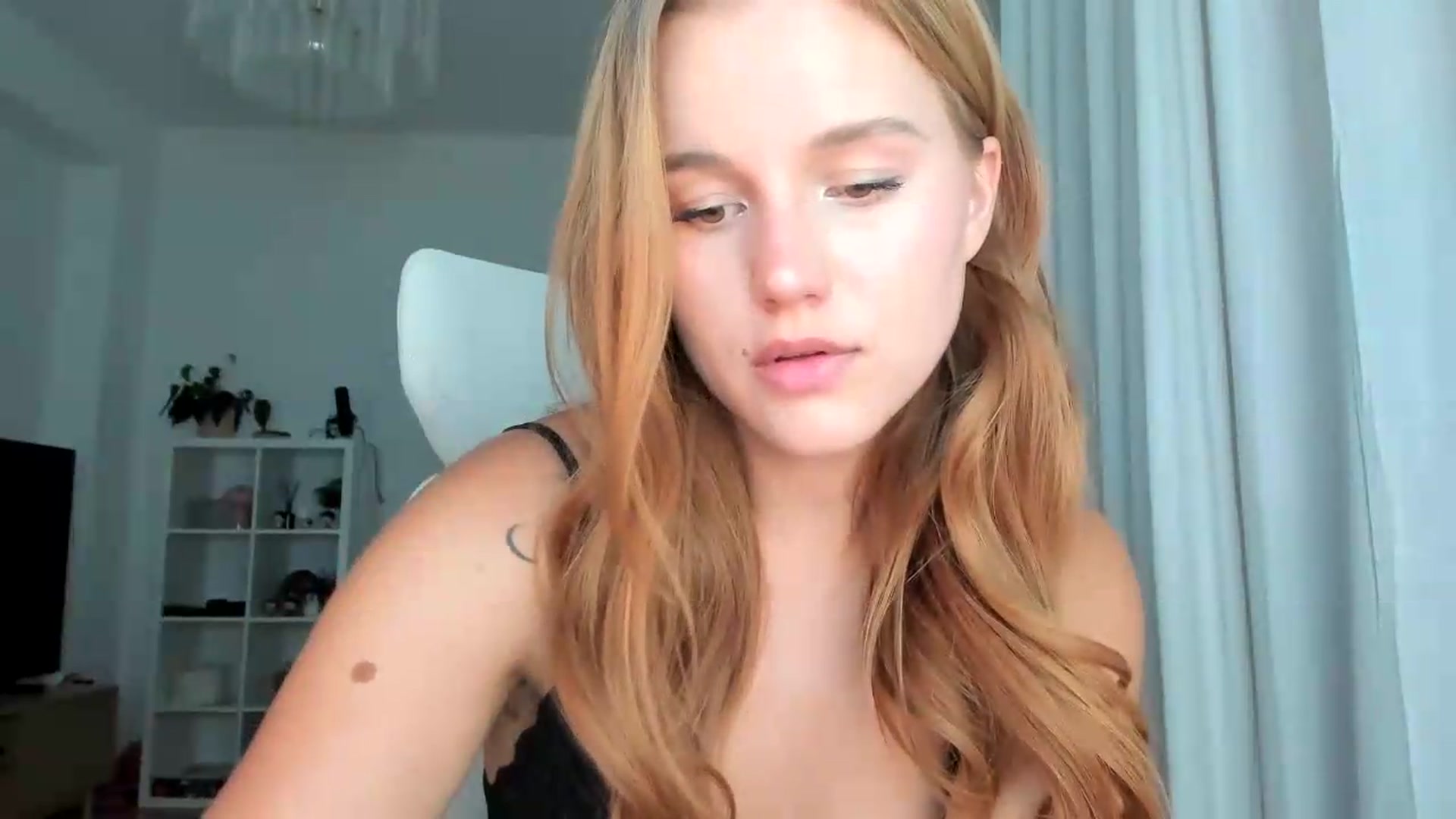 Gallery image thumbnail from lisa_lisa's myfreecams stream on, 08/16/2026, 21:34 image 12 of 20