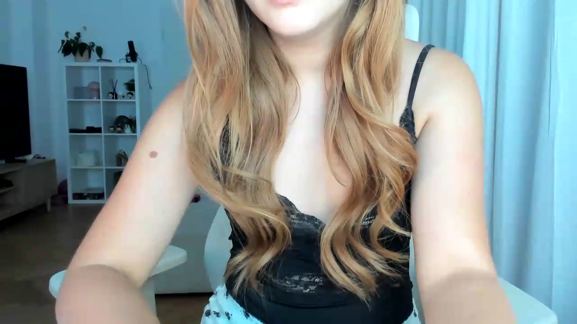 Gallery image thumbnail from lisa_lisa's myfreecams stream on, 08/16/2026, 21:34 image 7 of 20