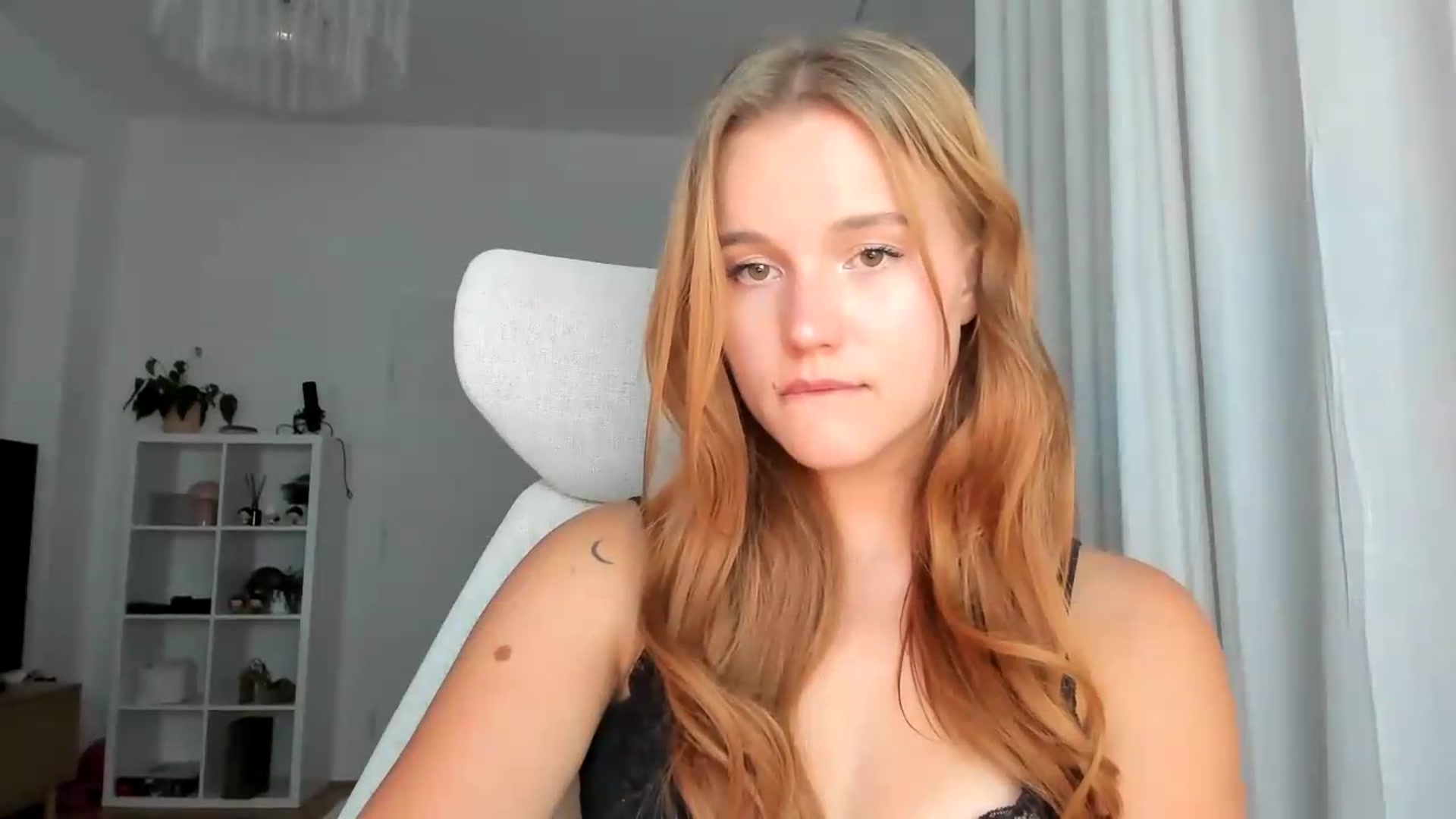 Gallery image thumbnail from lisa_lisa's myfreecams stream on, 08/16/2026, 21:34 image 16 of 20