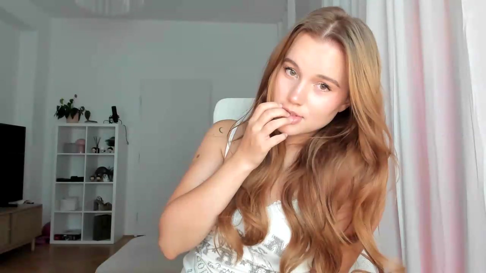 Gallery image thumbnail from lisa_lisa's myfreecams stream on, 08/21/2026, 17:04 image 14 of 20