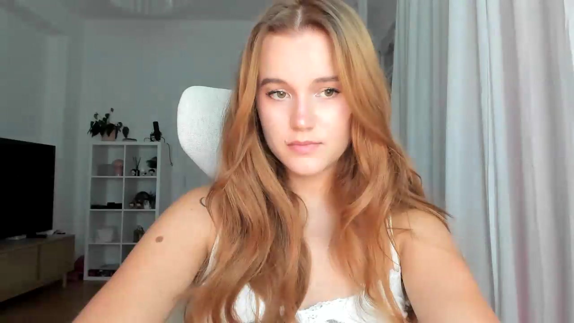 Gallery image thumbnail from lisa_lisa's myfreecams stream on, 08/21/2026, 17:04 image 4 of 20