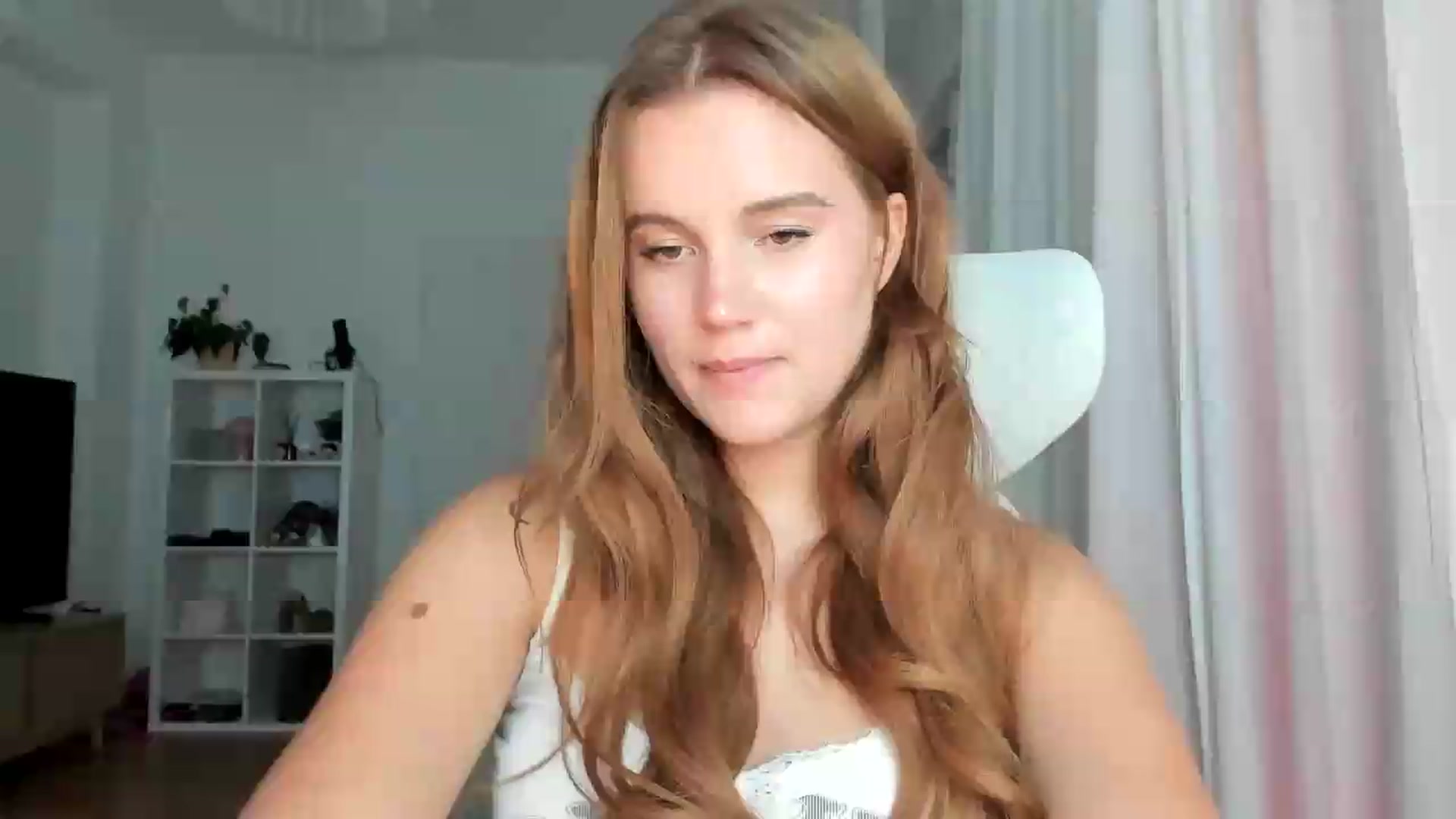 Gallery image thumbnail from lisa_lisa's myfreecams stream on, 08/21/2026, 17:04 image 15 of 20