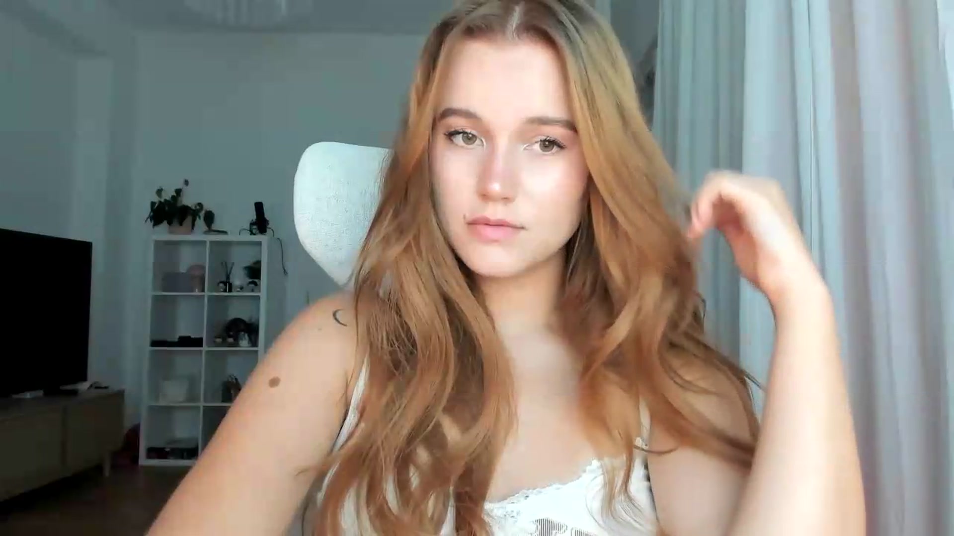 Gallery image thumbnail from lisa_lisa's myfreecams stream on, 08/21/2026, 17:04 image 3 of 20