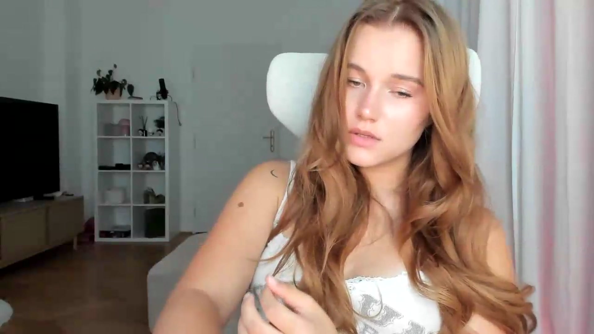 Gallery image thumbnail from lisa_lisa's myfreecams stream on, 08/21/2026, 17:04 image 12 of 20