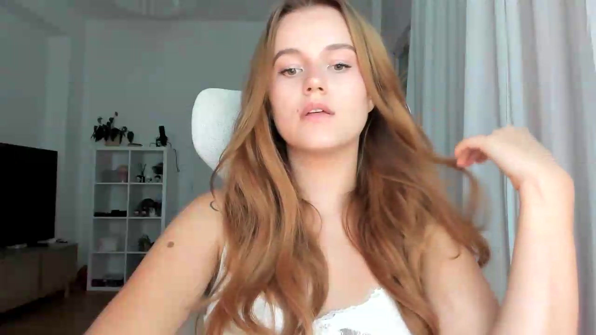 Gallery image thumbnail from lisa_lisa's myfreecams stream on, 08/21/2026, 17:04 image 5 of 20