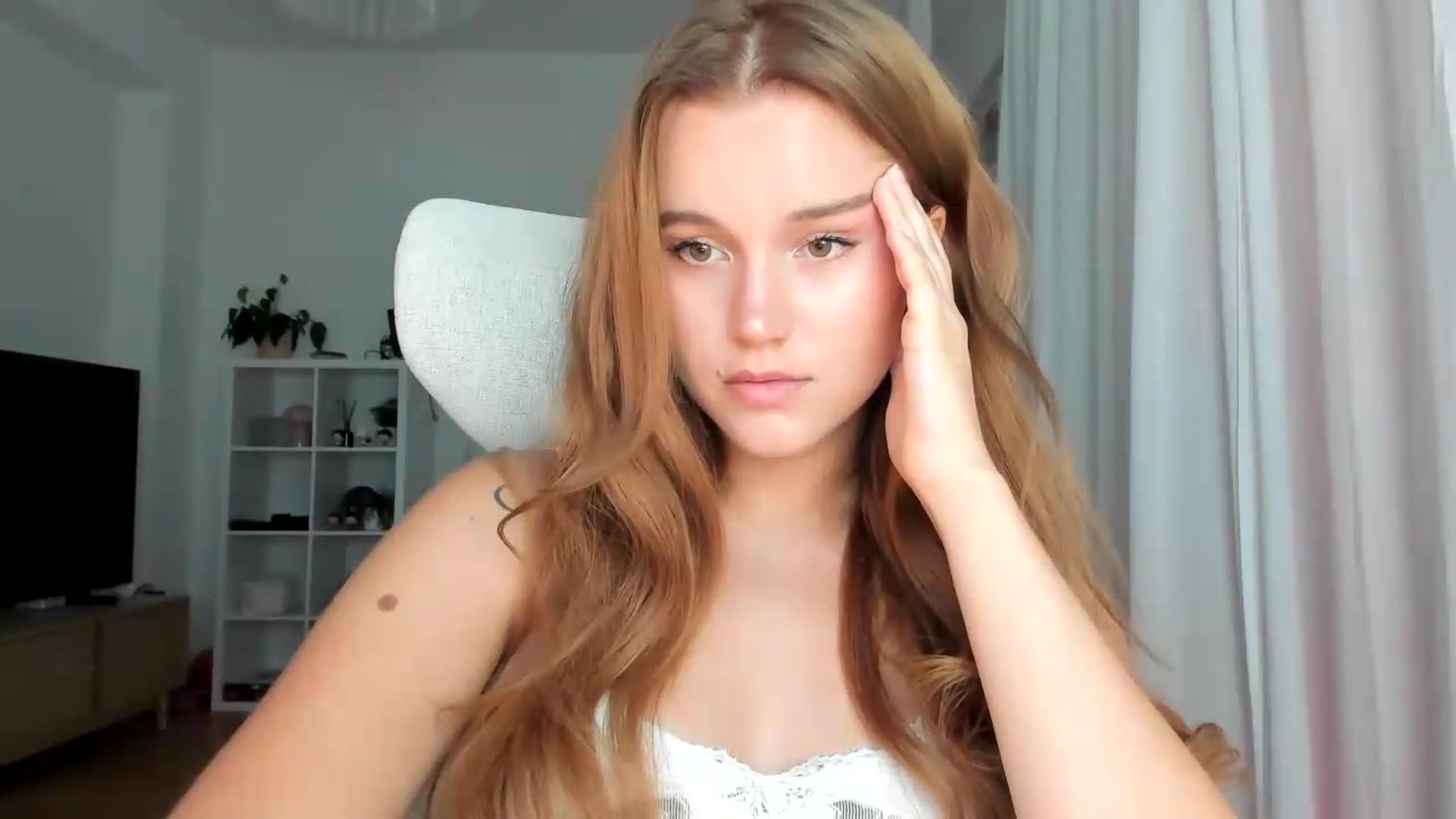 Gallery image thumbnail from lisa_lisa's myfreecams stream on, 08/21/2026, 17:04 image 6 of 20