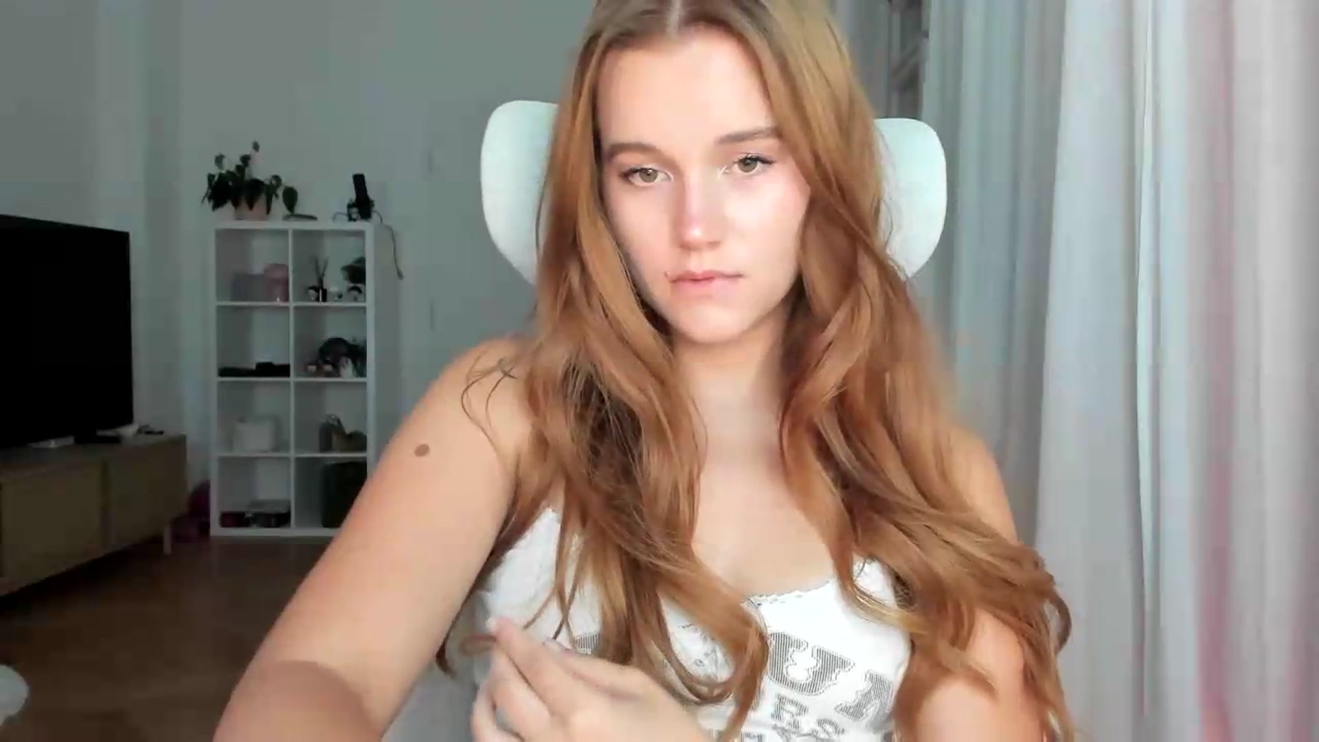 Gallery image thumbnail from lisa_lisa's myfreecams stream on, 08/21/2026, 17:04 image 11 of 20