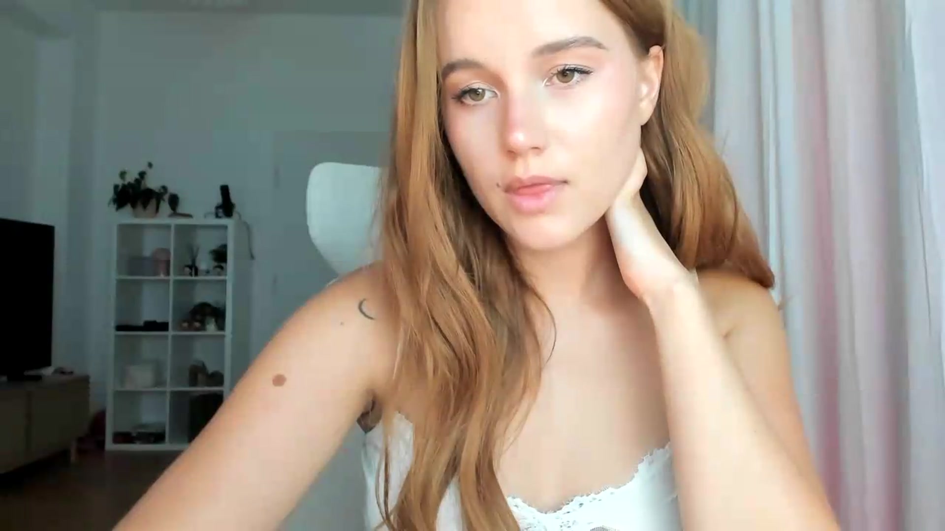 Gallery image thumbnail from lisa_lisa's myfreecams stream on, 08/21/2026, 17:04 image 16 of 20