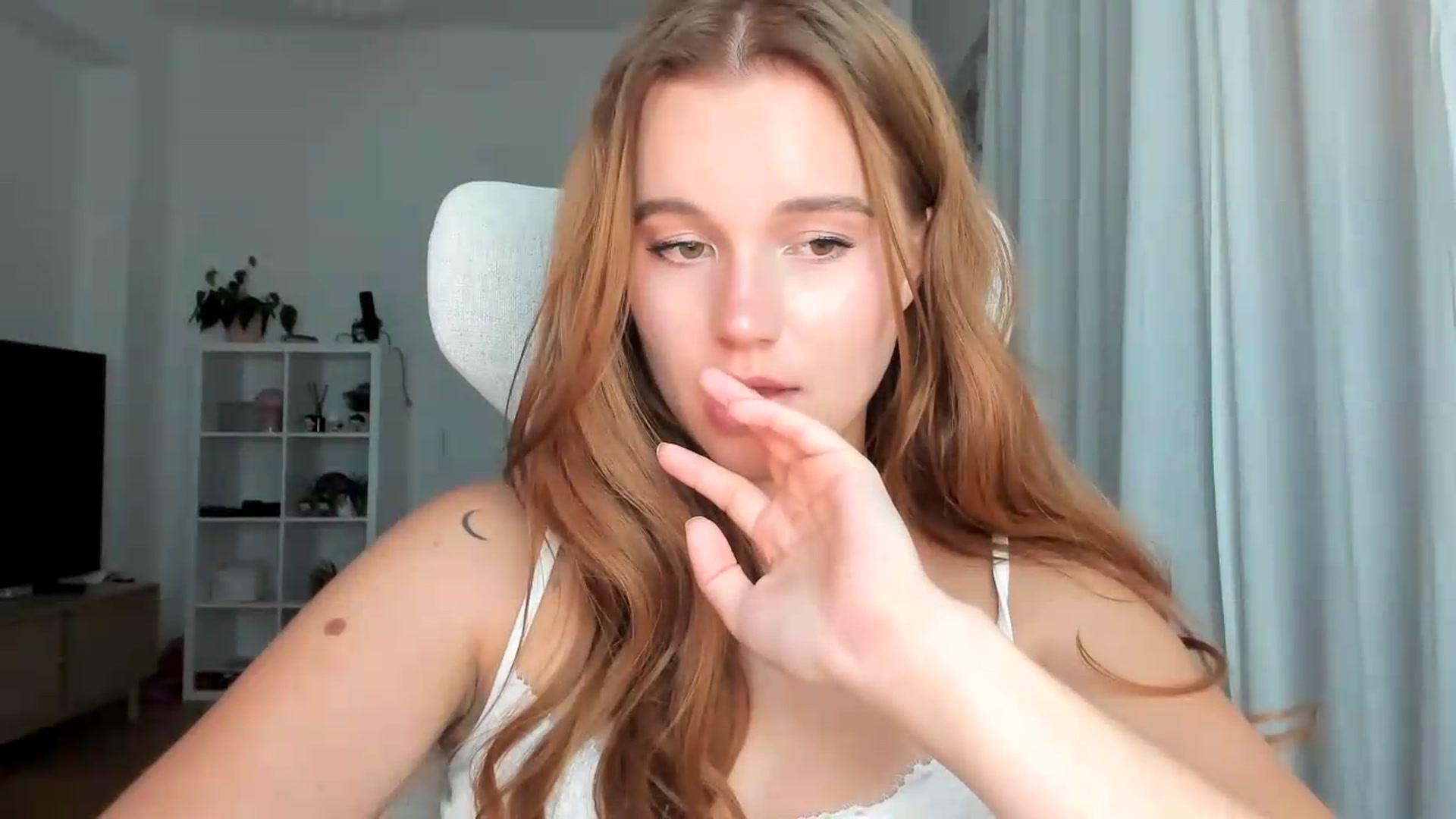 Gallery image thumbnail from lisa_lisa's myfreecams stream on, 08/21/2026, 18:07 image 17 of 20