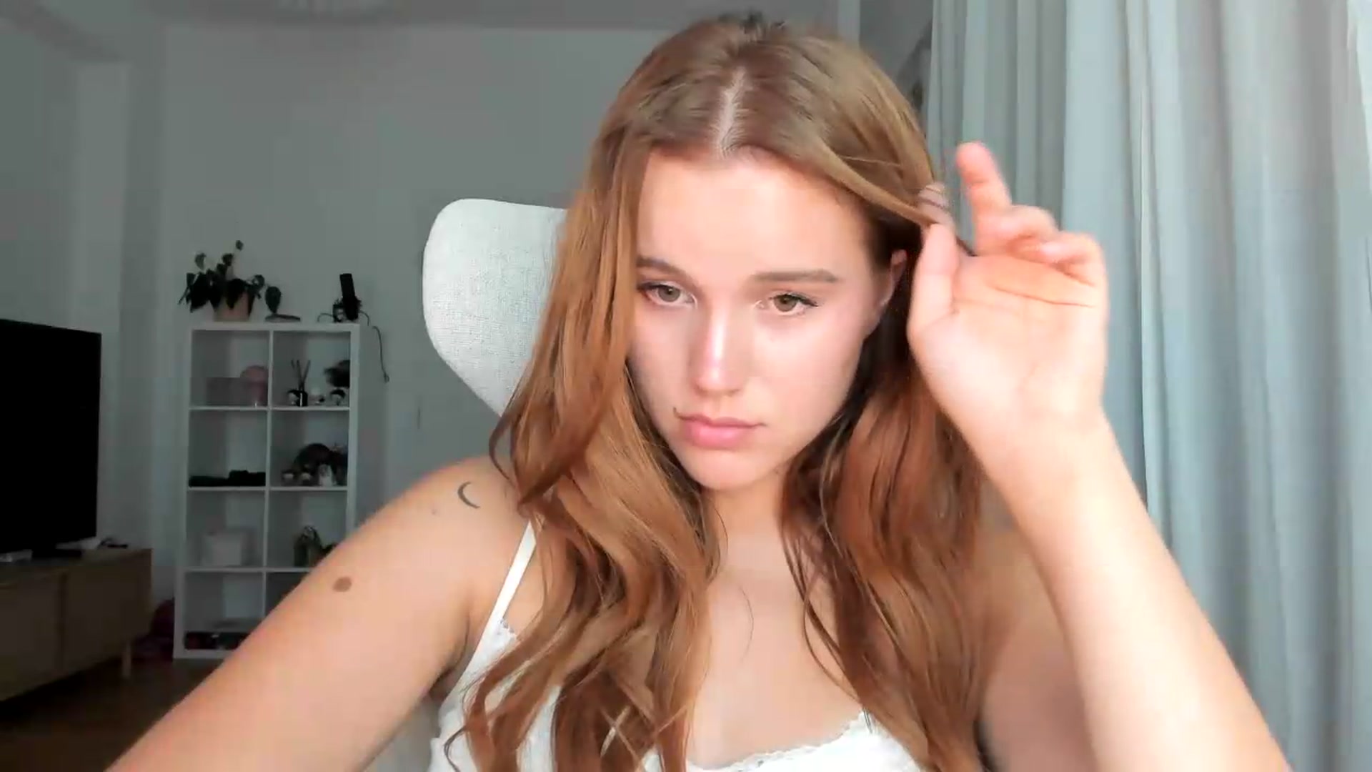 Gallery image thumbnail from lisa_lisa's myfreecams stream on, 08/21/2026, 18:07 image 16 of 20