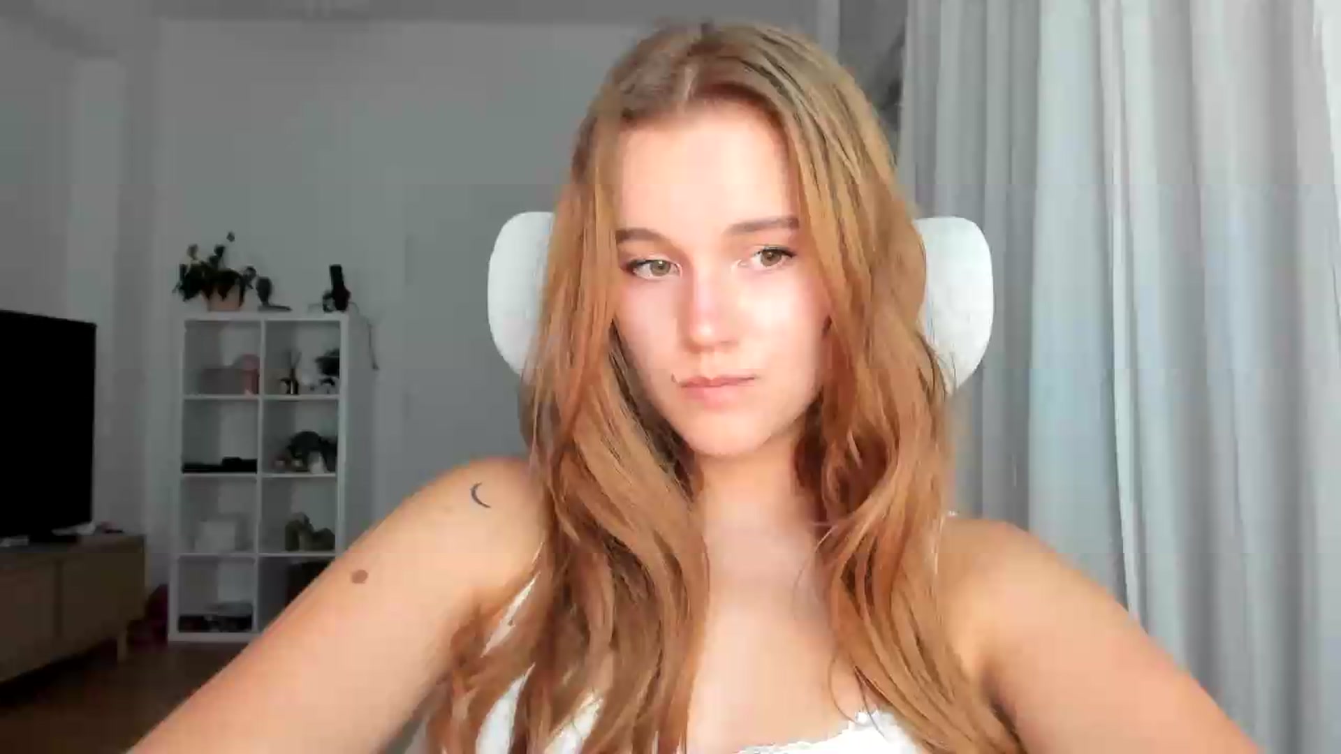 Gallery image thumbnail from lisa_lisa's myfreecams stream on, 08/21/2026, 18:07 image 3 of 20
