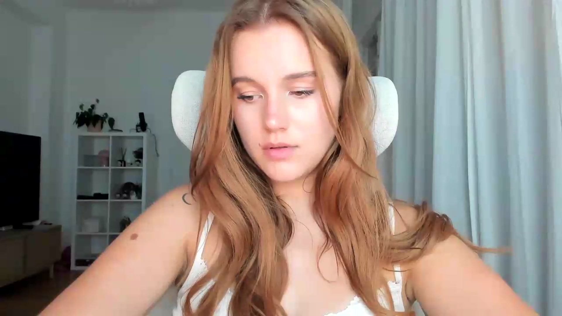 Gallery image thumbnail from lisa_lisa's myfreecams stream on, 08/21/2026, 18:07 image 18 of 20