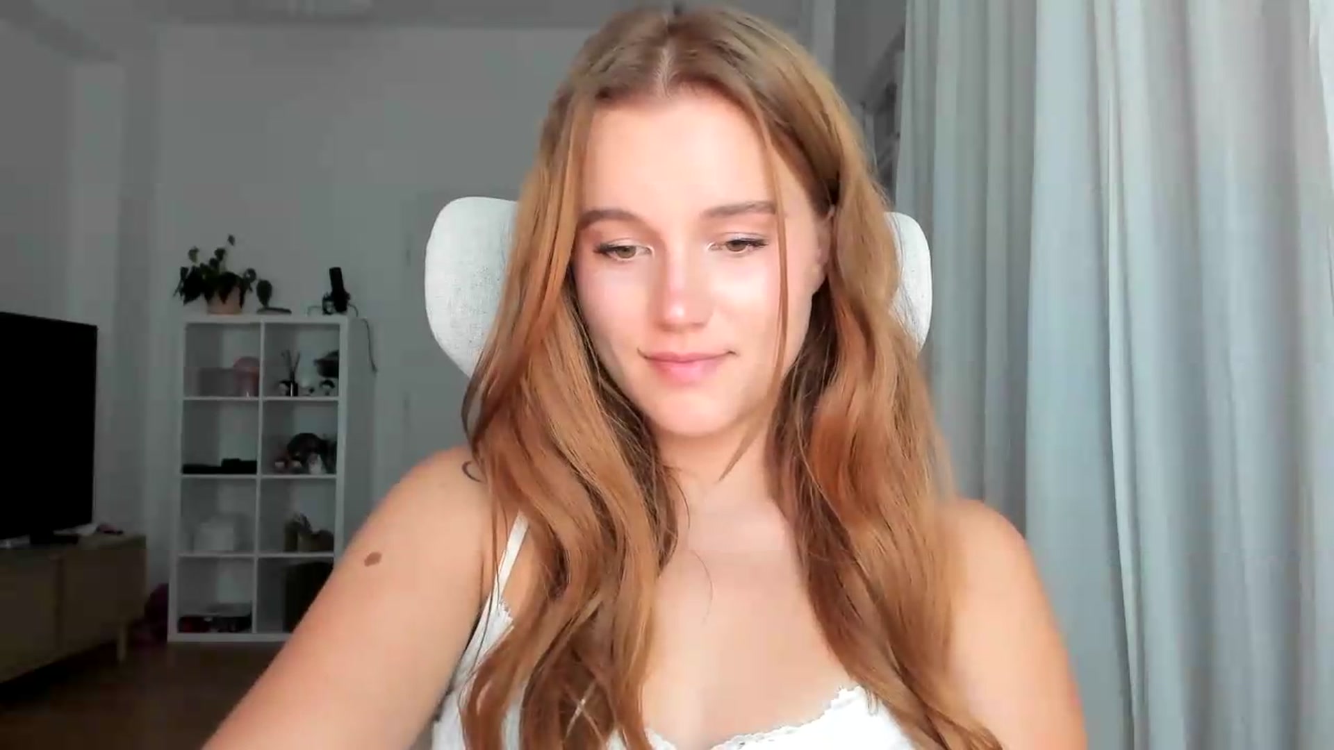 Gallery image thumbnail from lisa_lisa's myfreecams stream on, 08/21/2026, 18:07 image 15 of 20