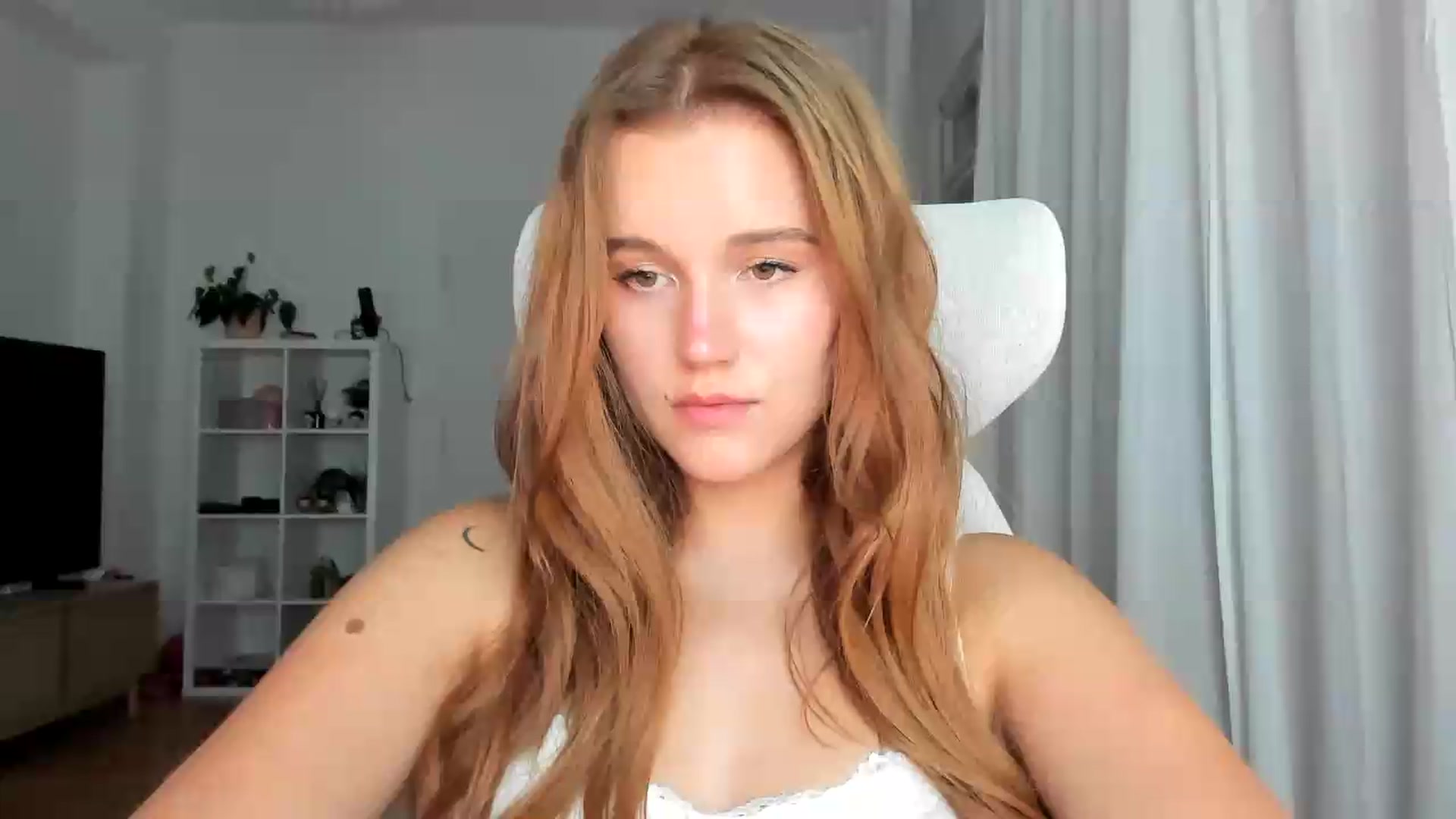Gallery image thumbnail from lisa_lisa's myfreecams stream on, 08/21/2026, 18:07 image 1 of 20