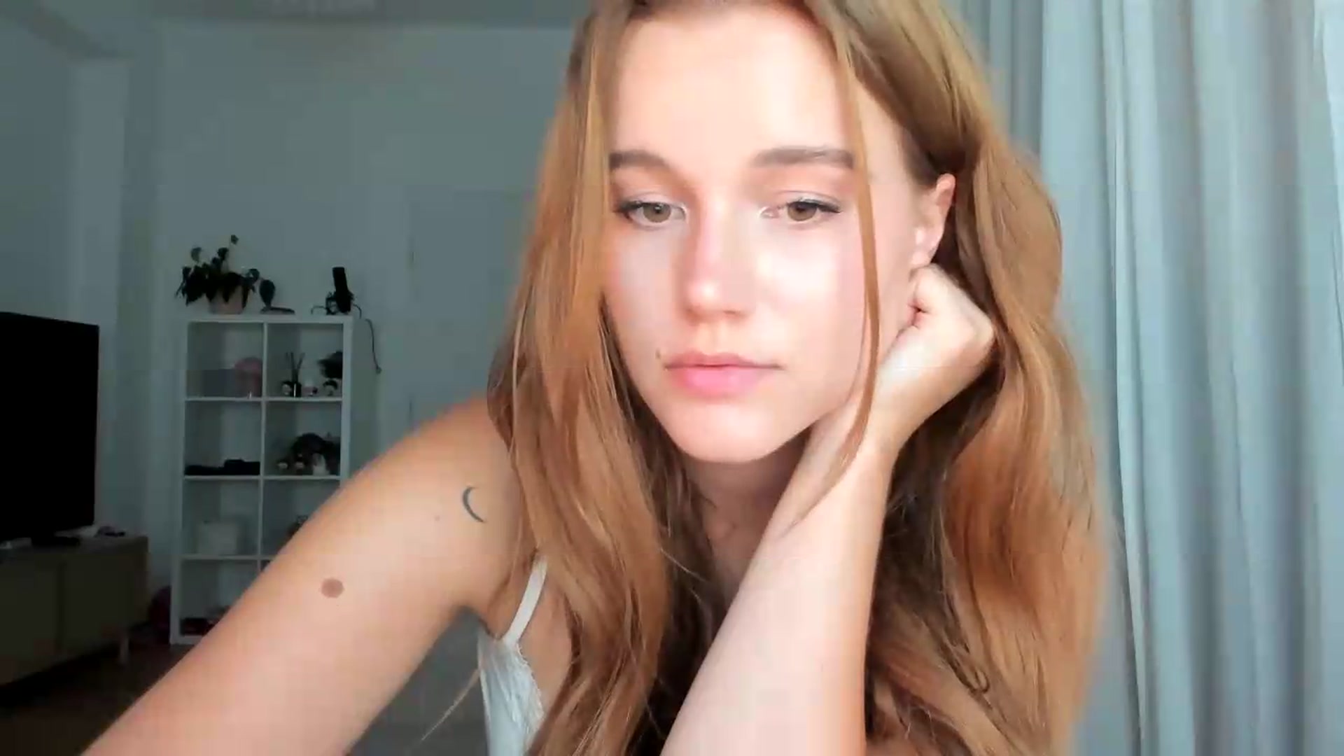 Gallery image thumbnail from lisa_lisa's myfreecams stream on, 08/21/2026, 18:07 image 12 of 20