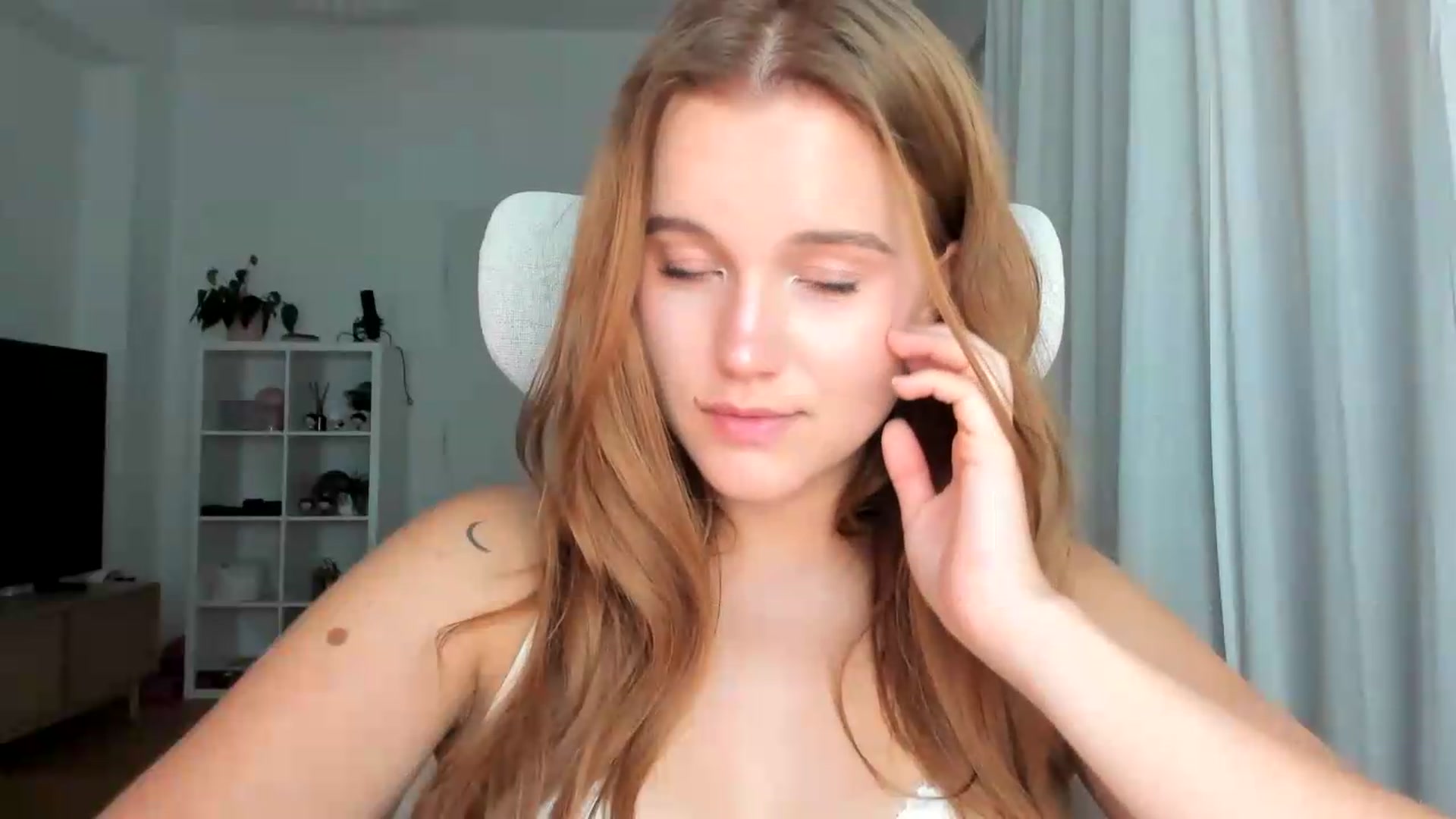 Gallery image thumbnail from lisa_lisa's myfreecams stream on, 08/21/2026, 18:07 image 10 of 20