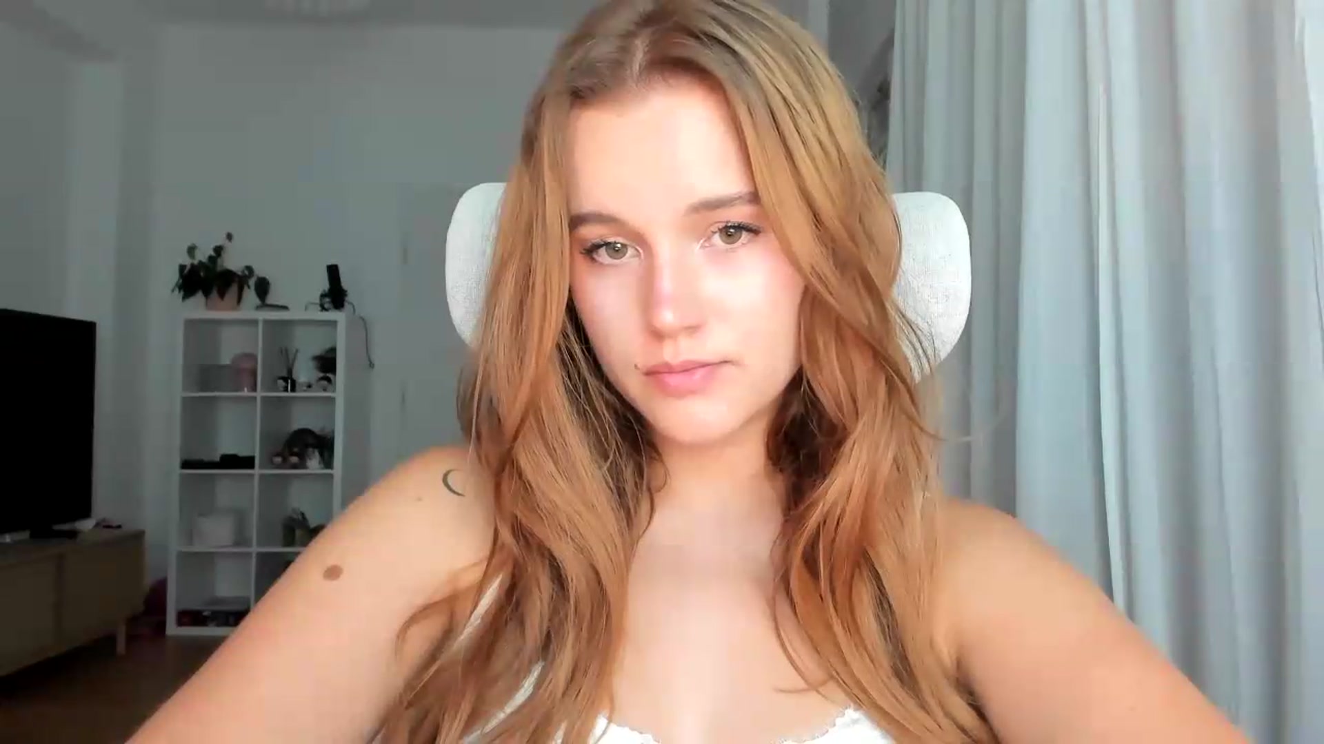 Gallery image thumbnail from lisa_lisa's myfreecams stream on, 08/21/2026, 18:07 image 6 of 20