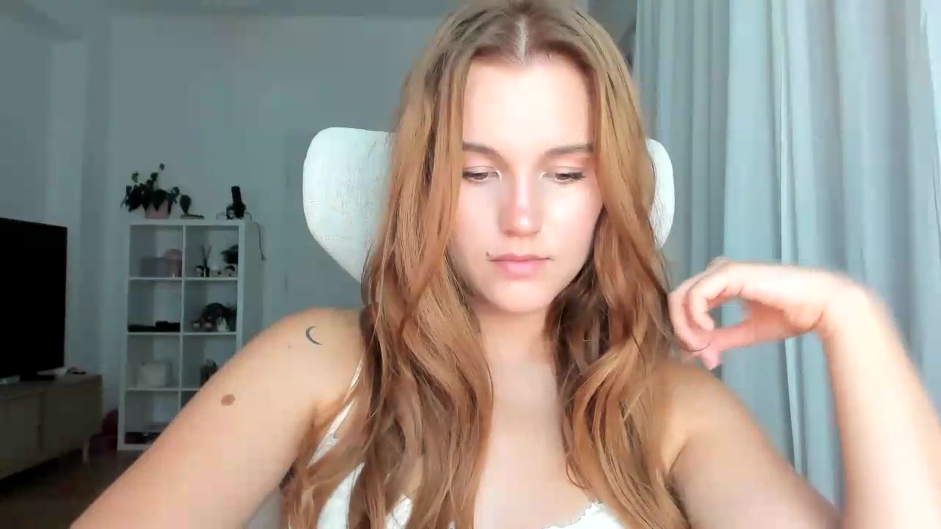 Gallery image thumbnail from lisa_lisa's myfreecams stream on, 08/21/2026, 18:07 image 4 of 20