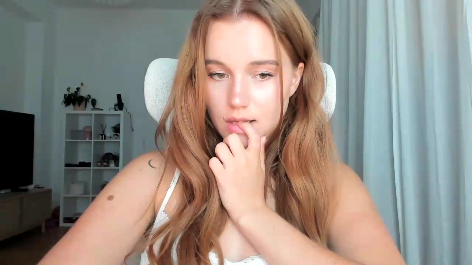 Gallery image thumbnail from lisa_lisa's myfreecams stream on, 08/21/2026, 18:07 image 14 of 20