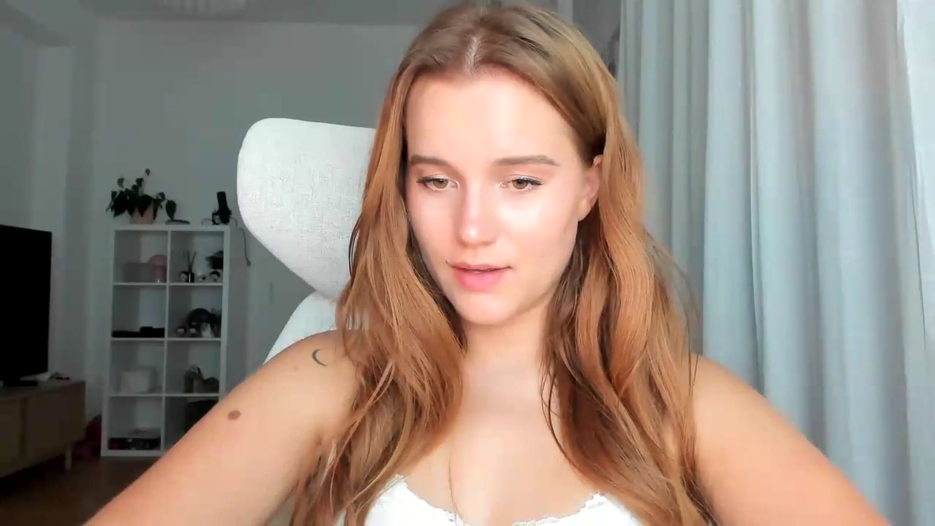 Gallery image thumbnail from lisa_lisa's myfreecams stream on, 08/21/2026, 19:57 image 3 of 20
