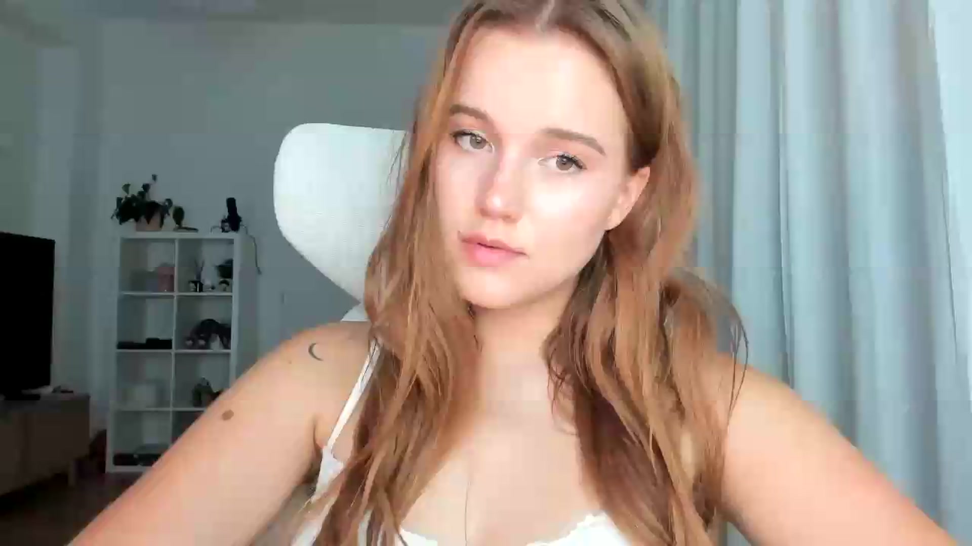 Gallery image thumbnail from lisa_lisa's myfreecams stream on, 08/21/2026, 19:57 image 6 of 20