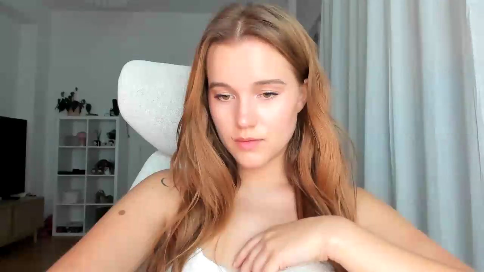 Gallery image thumbnail from lisa_lisa's myfreecams stream on, 08/21/2026, 19:57 image 4 of 20