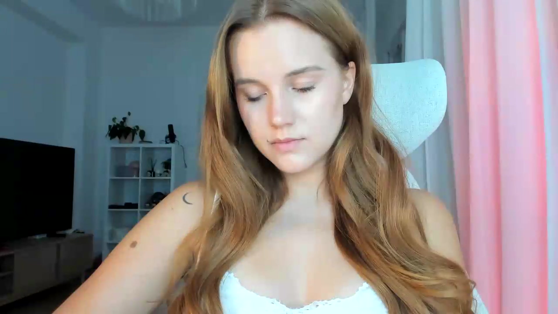 Gallery image thumbnail from lisa_lisa's myfreecams stream on, 08/22/2026, 16:09 image 4 of 20