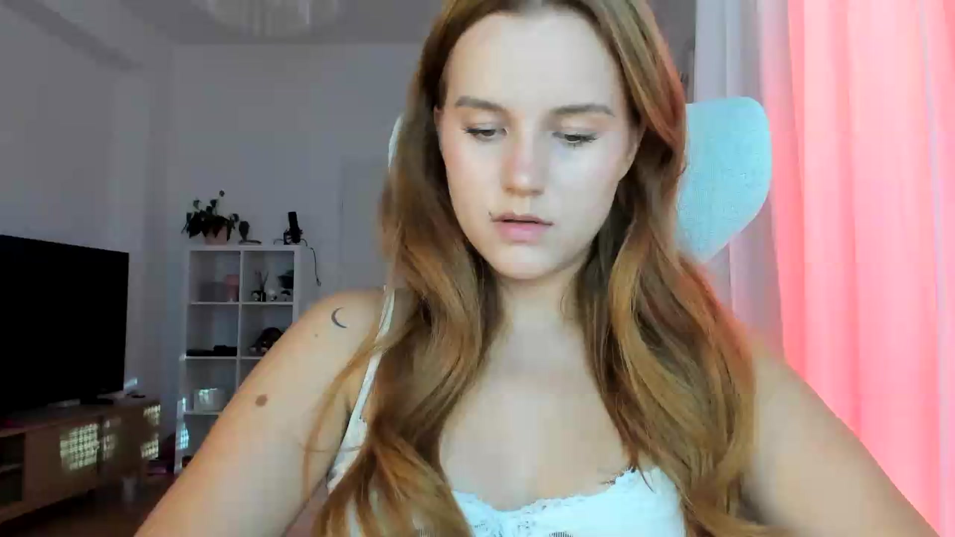 Gallery image thumbnail from lisa_lisa's myfreecams stream on, 08/22/2026, 16:09 image 1 of 20