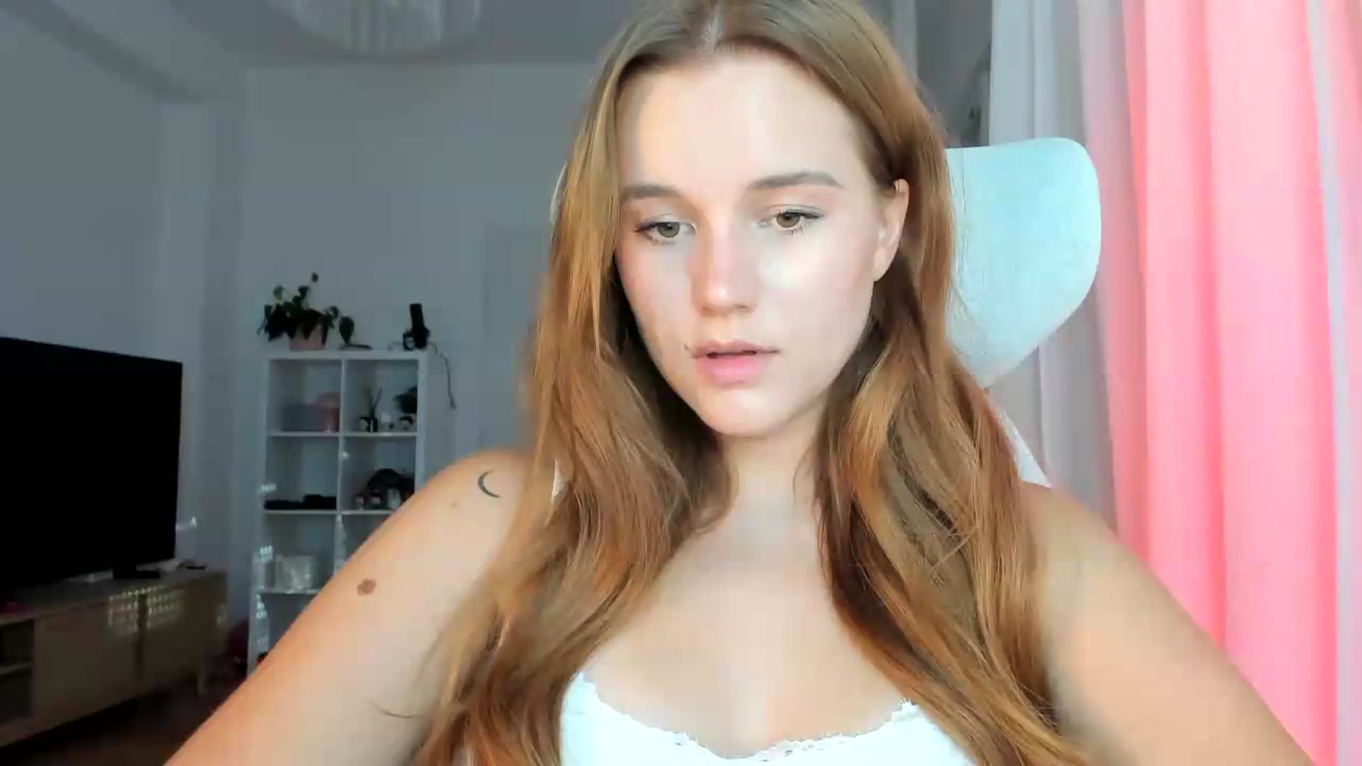 Gallery image thumbnail from lisa_lisa's myfreecams stream on, 08/22/2026, 16:09 image 5 of 20