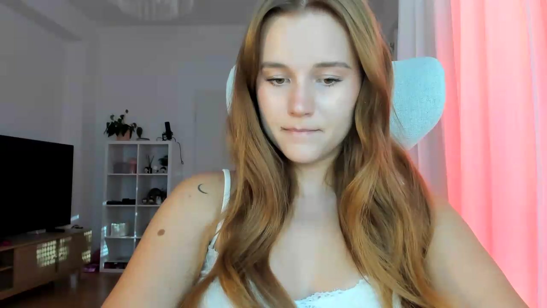 Gallery image thumbnail from lisa_lisa's myfreecams stream on, 08/22/2026, 16:09 image 2 of 20