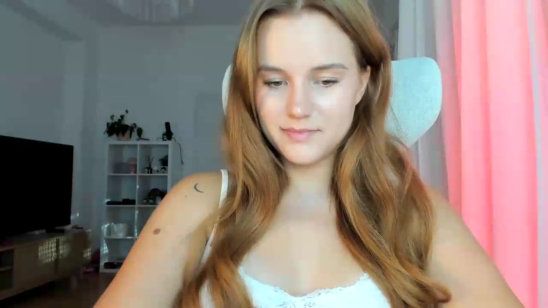 Gallery image thumbnail from lisa_lisa's myfreecams stream on, 08/22/2026, 16:09 image 3 of 20