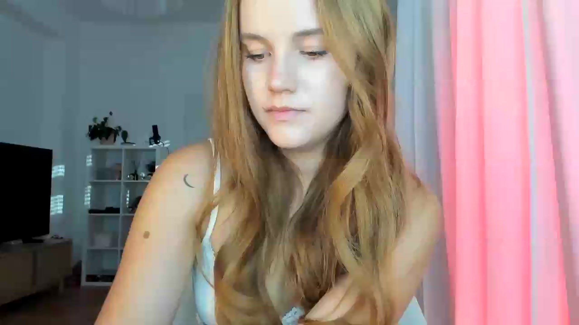 Gallery image thumbnail from lisa_lisa's myfreecams stream on, 08/22/2026, 16:25 image 13 of 20