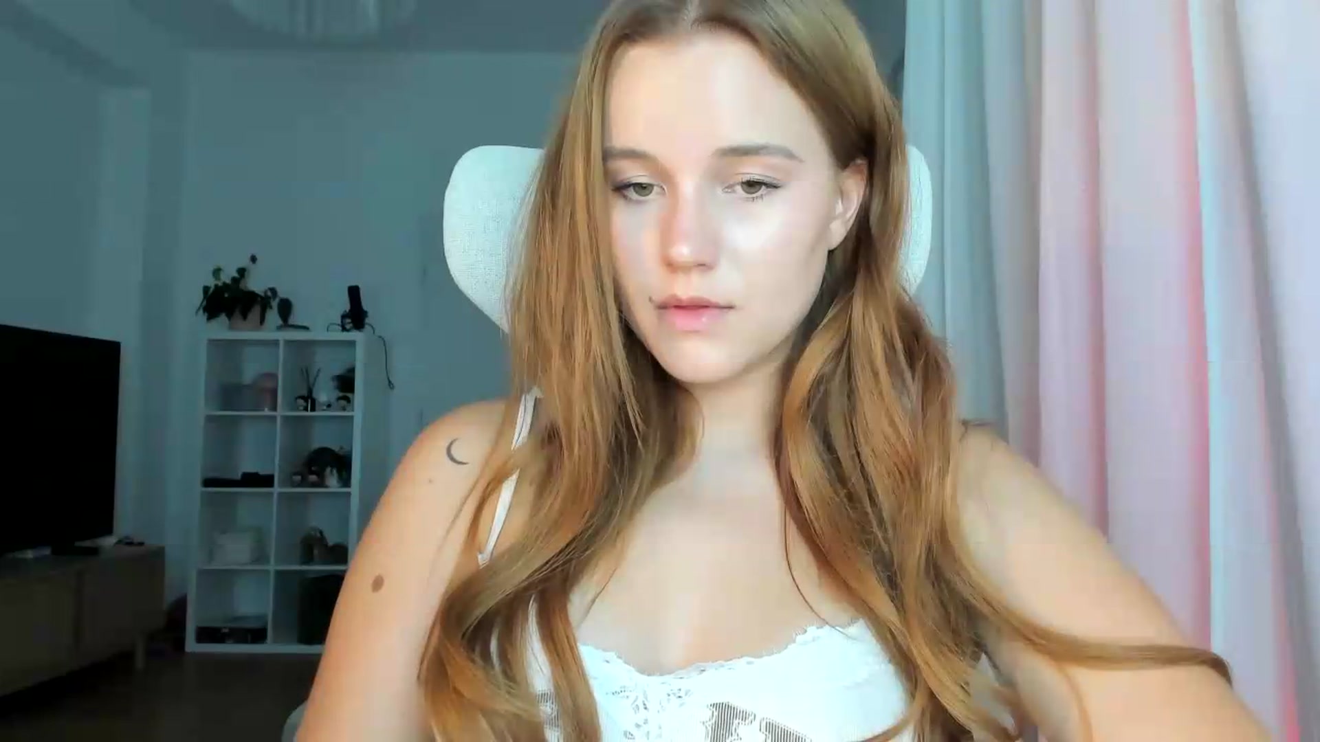 Gallery image thumbnail from lisa_lisa's myfreecams stream on, 08/22/2026, 16:25 image 18 of 20