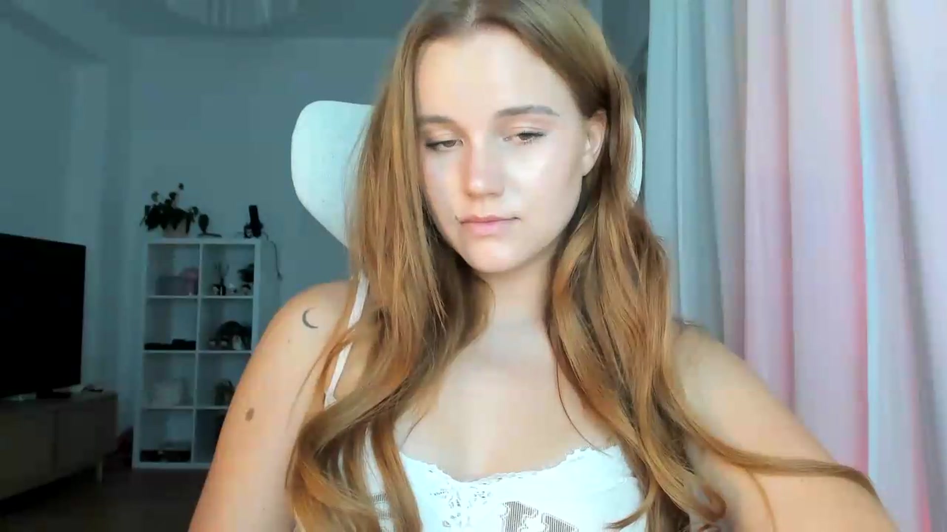 Gallery image thumbnail from lisa_lisa's myfreecams stream on, 08/22/2026, 16:25 image 17 of 20