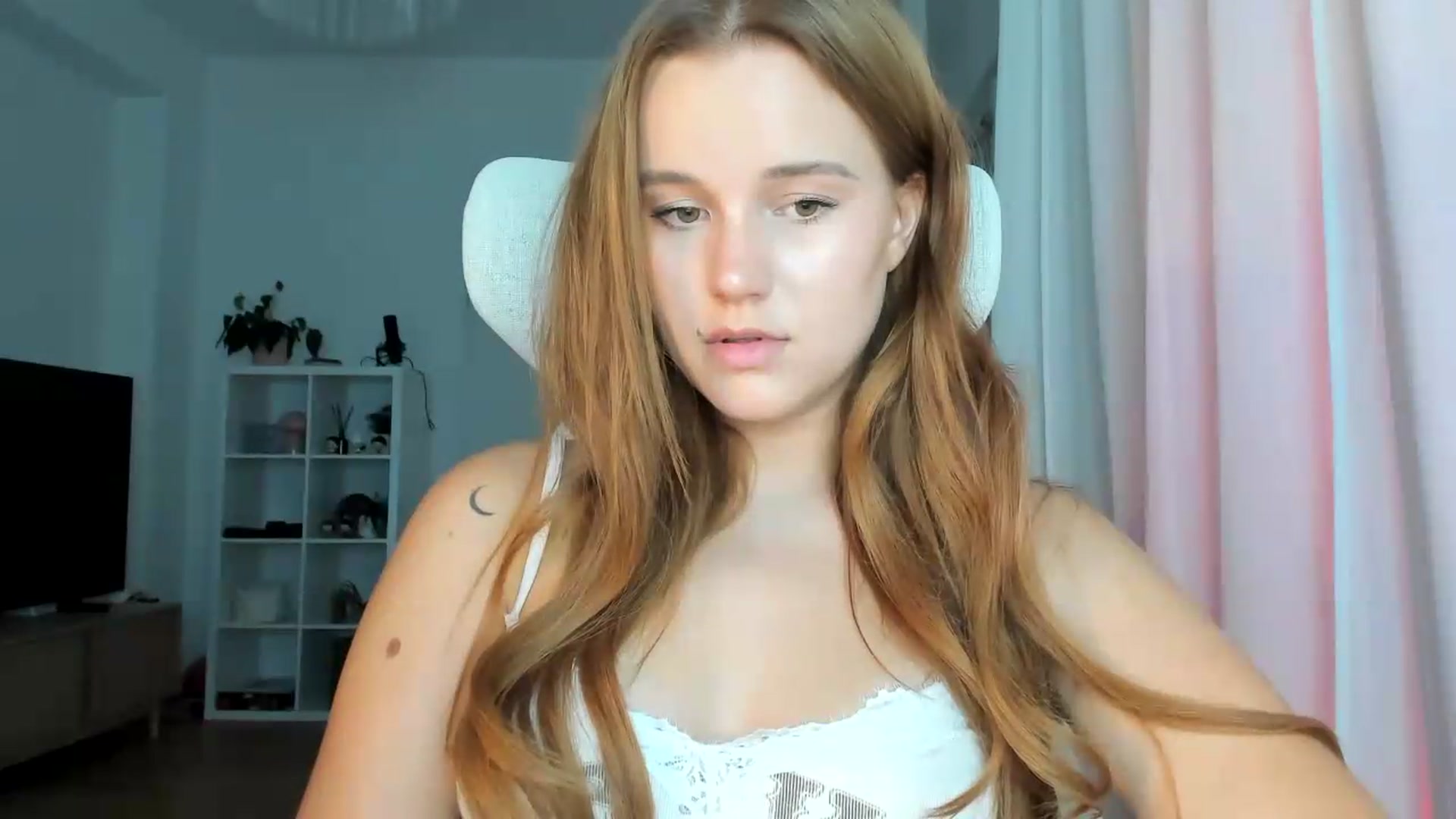 Gallery image thumbnail from lisa_lisa's myfreecams stream on, 08/22/2026, 16:25 image 19 of 20