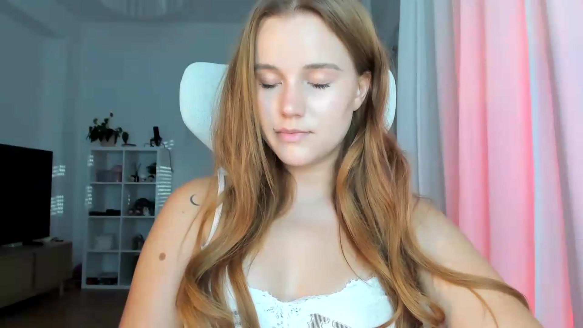 Gallery image thumbnail from lisa_lisa's myfreecams stream on, 08/22/2026, 16:25 image 16 of 20