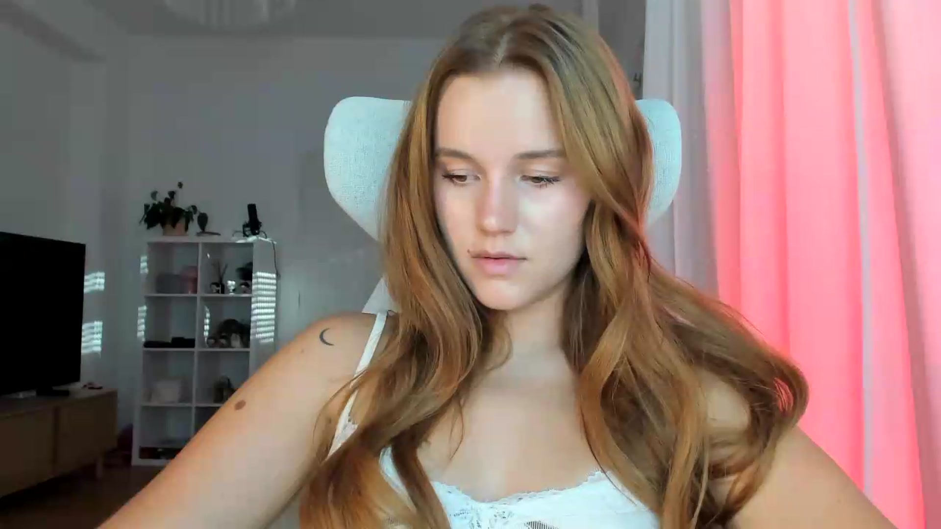 Gallery image thumbnail from lisa_lisa's myfreecams stream on, 08/22/2026, 16:25 image 9 of 20