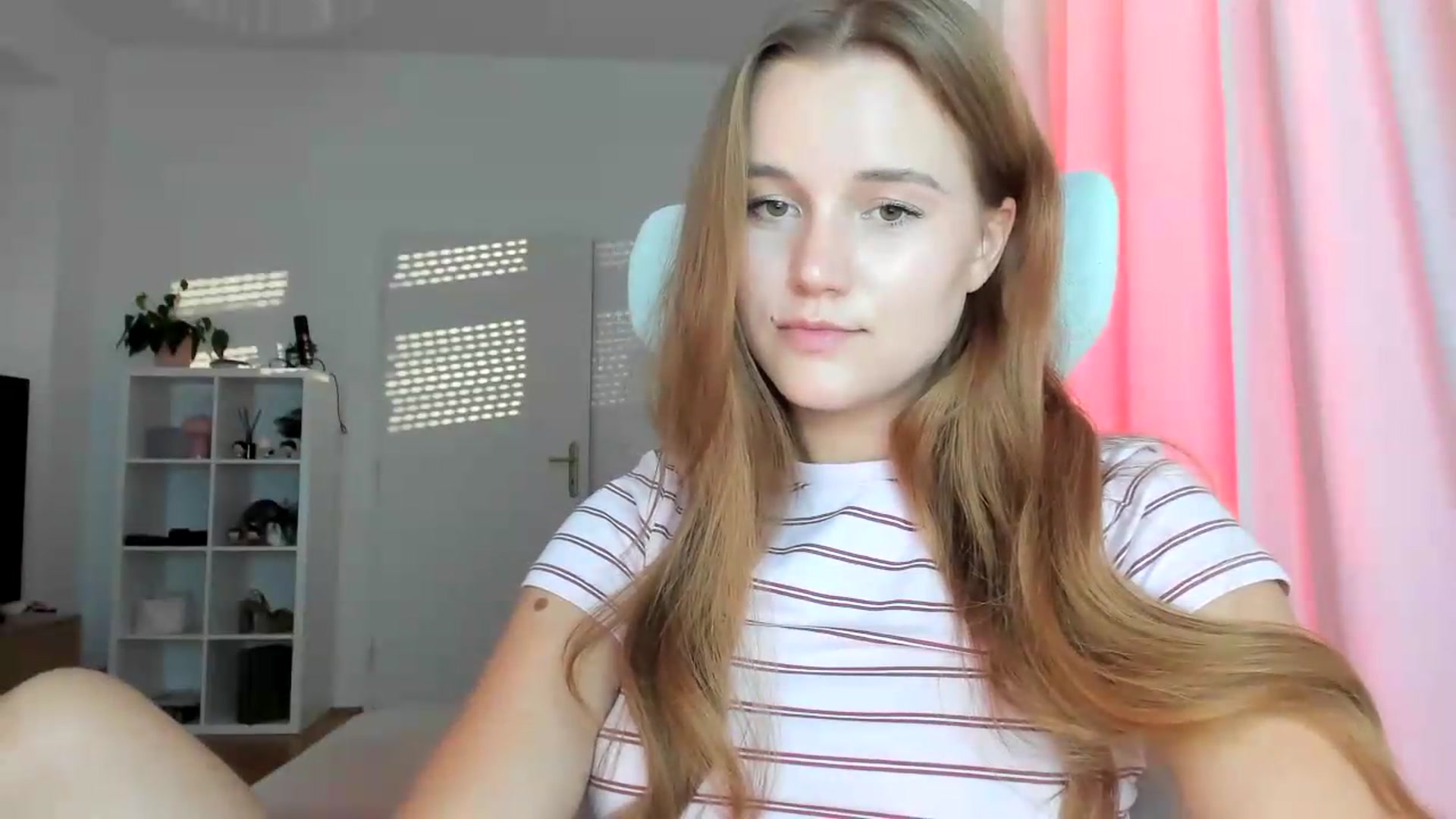 Gallery image thumbnail from lisa_lisa's myfreecams stream on, 08/22/2026, 17:54 image 3 of 20