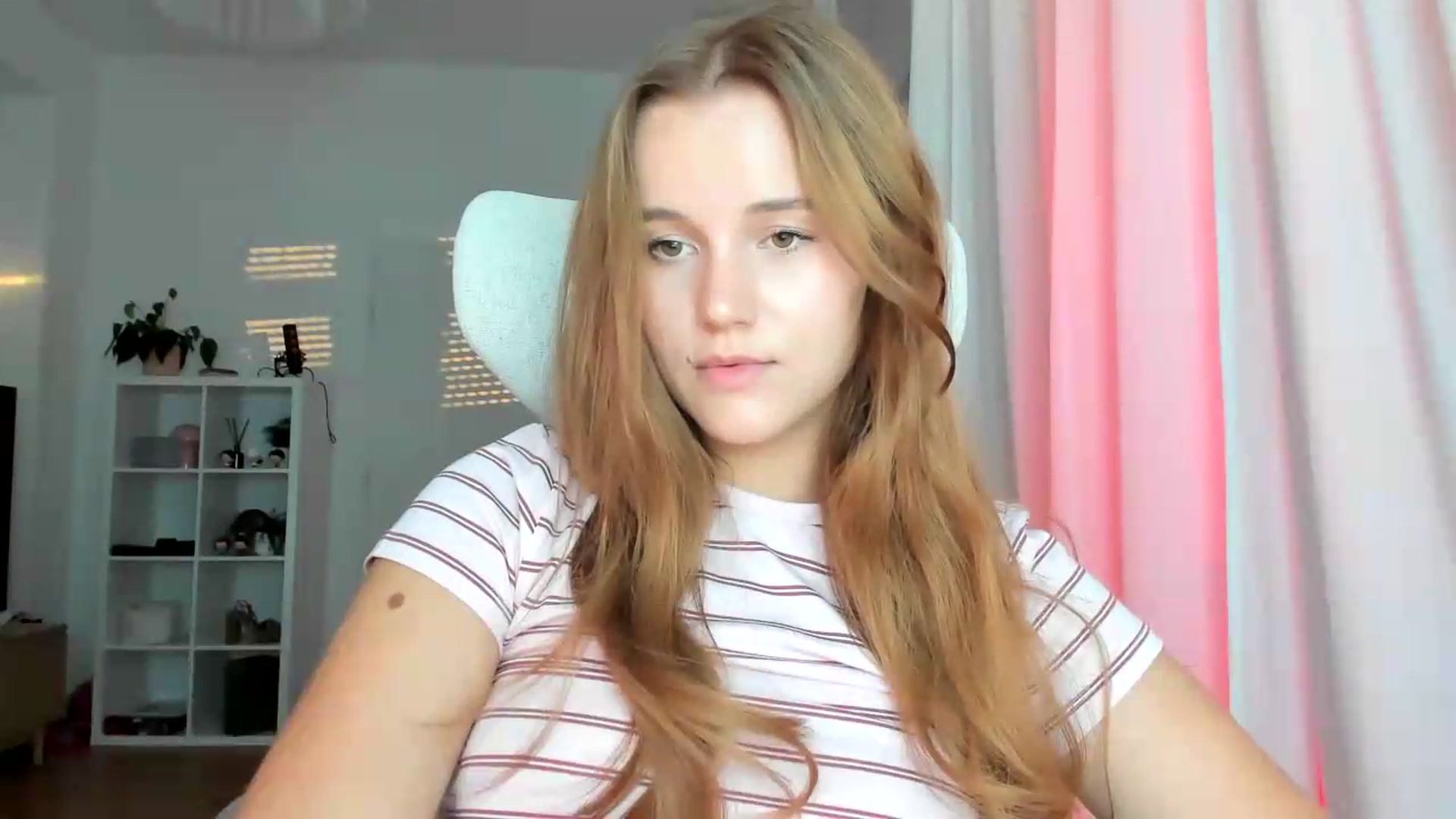 Gallery image thumbnail from lisa_lisa's myfreecams stream on, 08/22/2026, 17:54 image 10 of 20