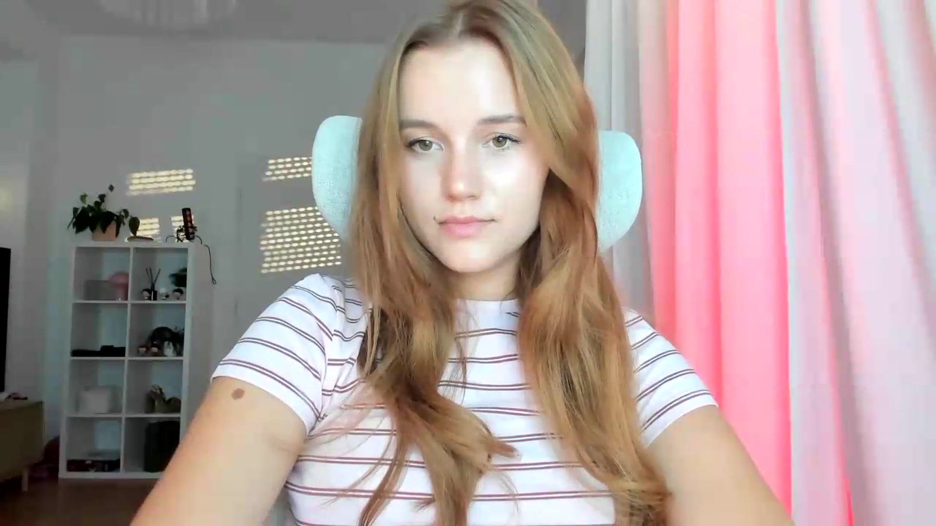 Gallery image thumbnail from lisa_lisa's myfreecams stream on, 08/22/2026, 17:54 image 6 of 20