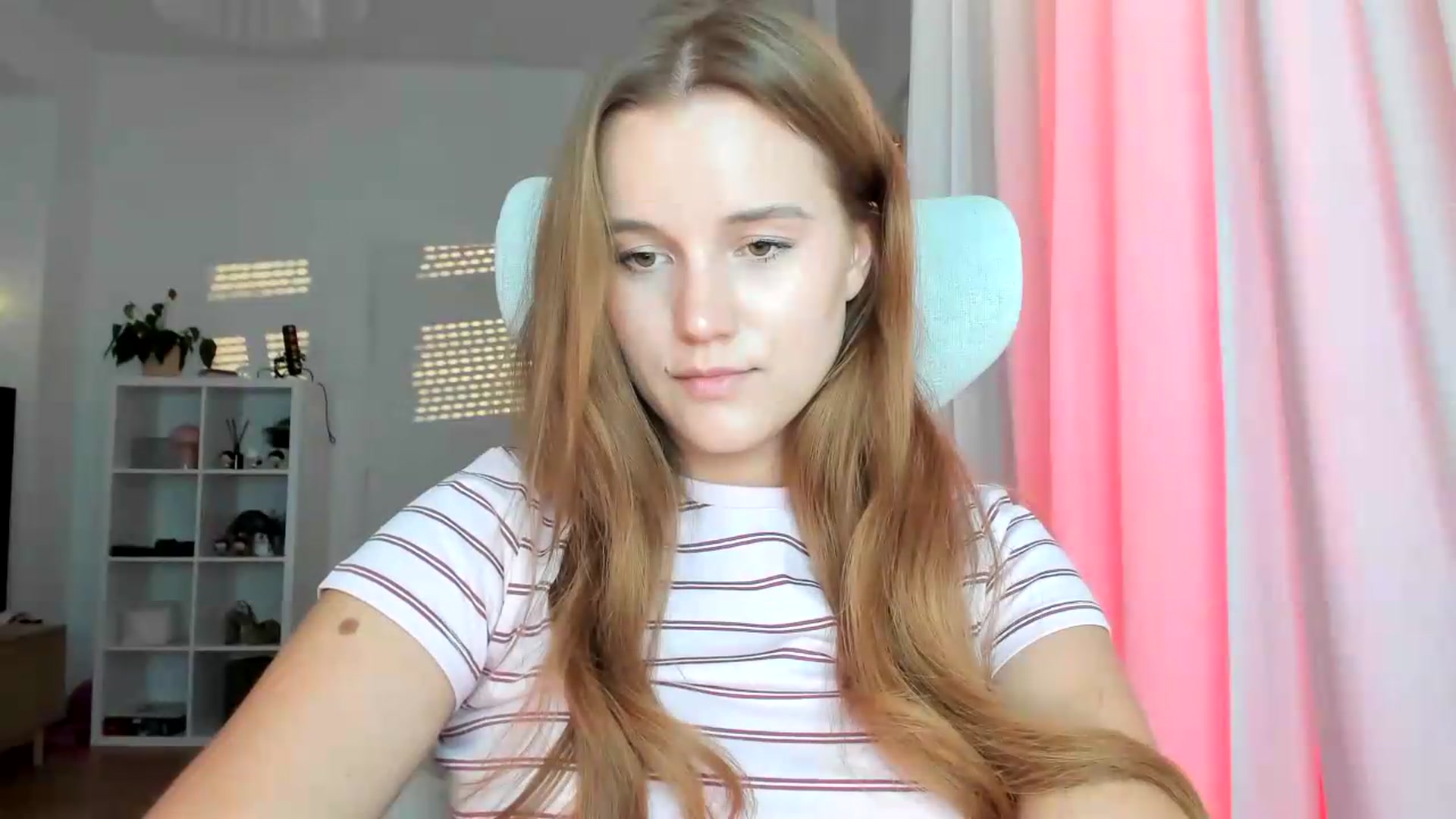 Gallery image thumbnail from lisa_lisa's myfreecams stream on, 08/22/2026, 17:54 image 7 of 20
