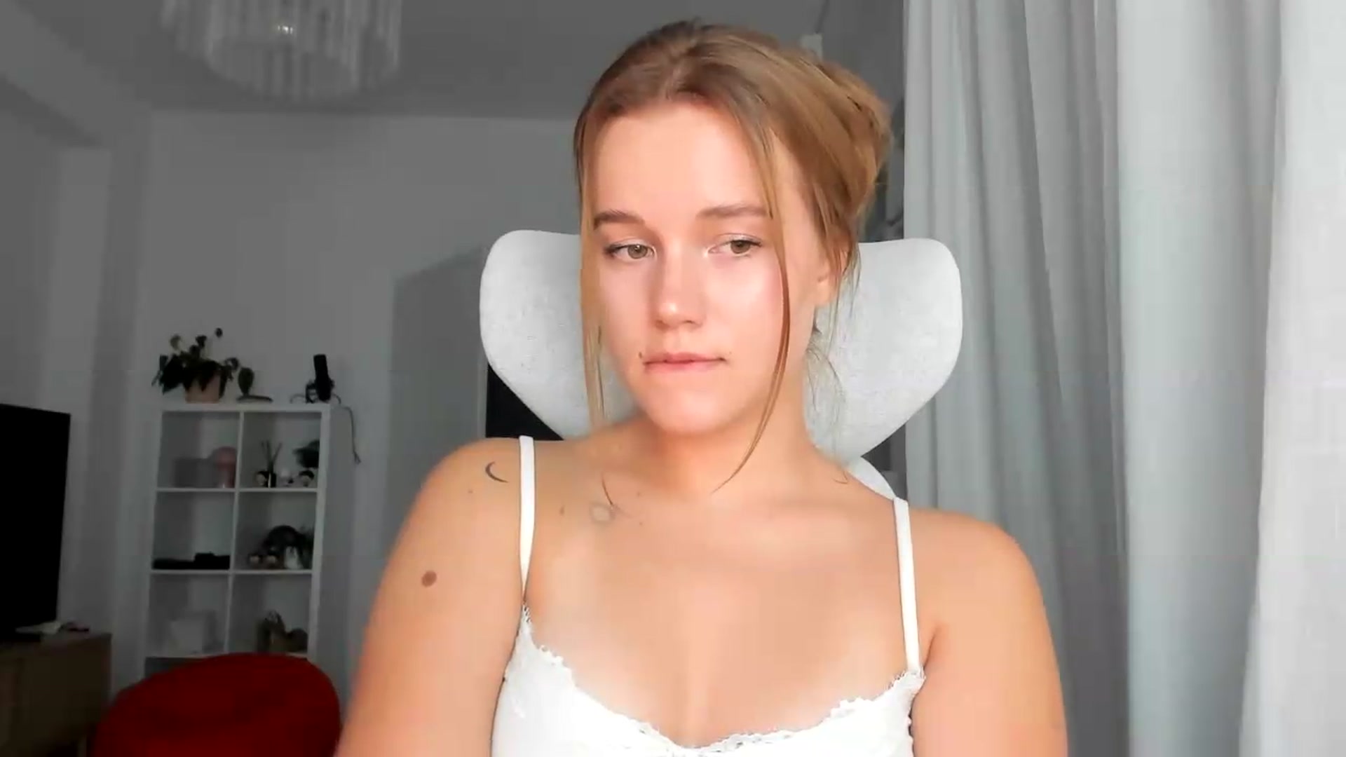 Gallery image thumbnail from lisa_lisa's myfreecams stream on, 08/23/2026, 18:22 image 8 of 20