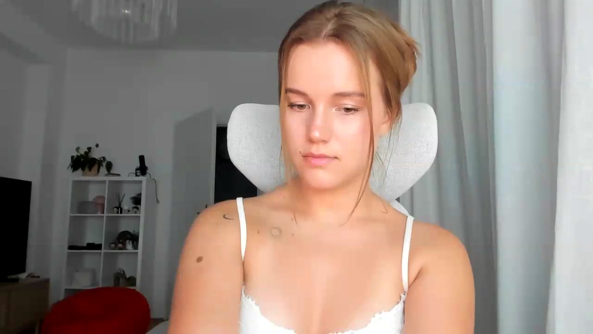 Gallery image thumbnail from lisa_lisa's myfreecams stream on, 08/23/2026, 18:22 image 6 of 20