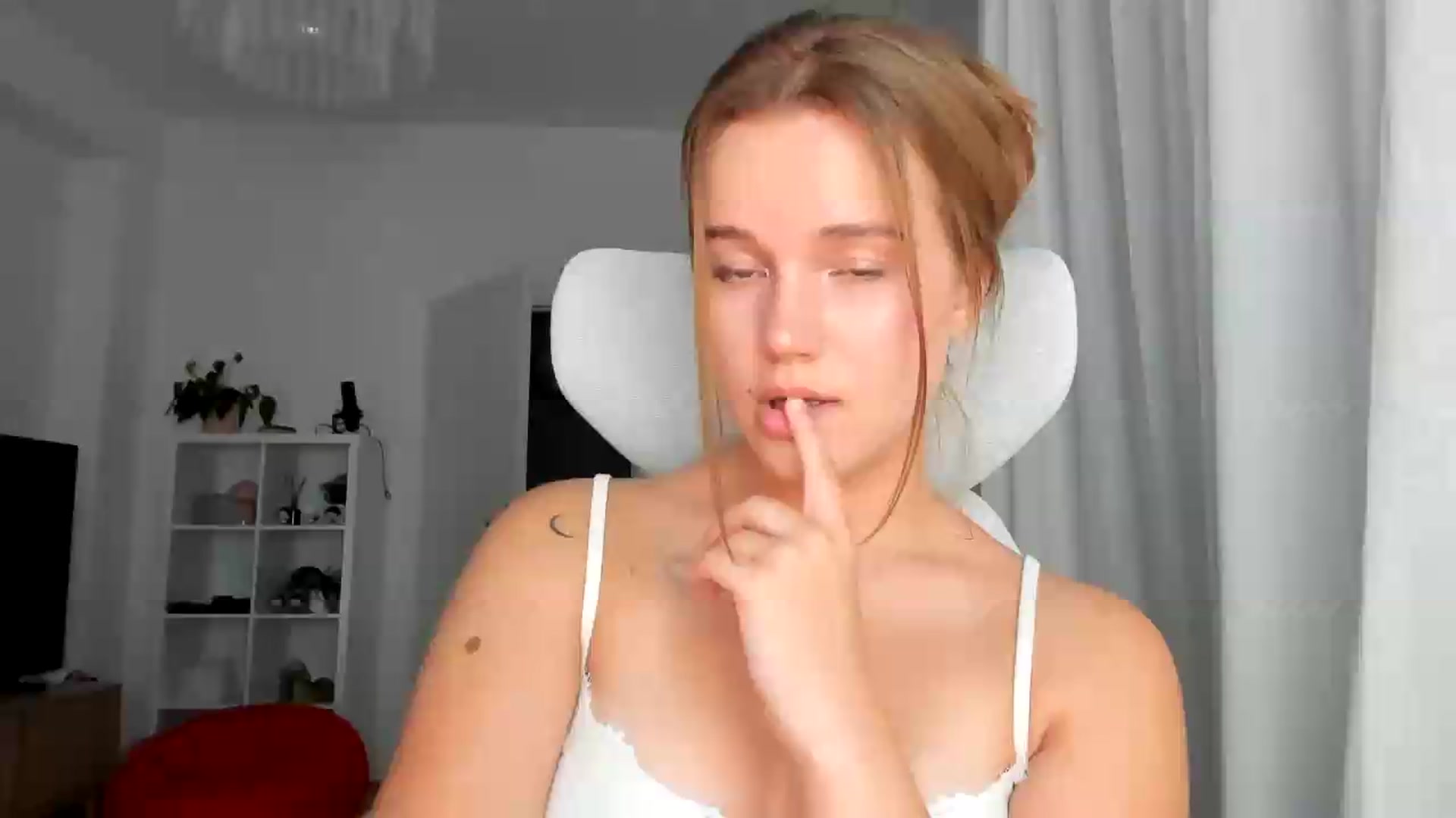 Gallery image thumbnail from lisa_lisa's myfreecams stream on, 08/23/2026, 18:22 image 10 of 20