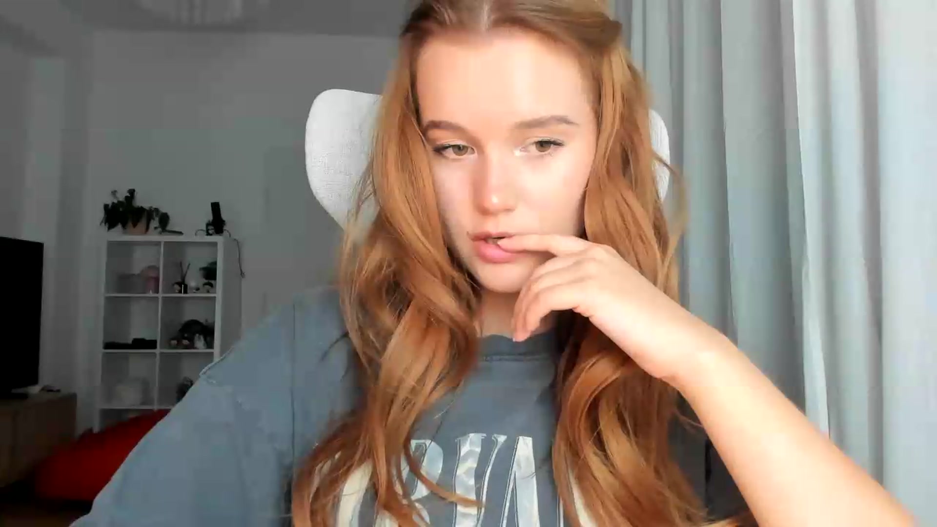 Gallery image thumbnail from lisa_lisa's myfreecams stream on, 08/26/2026, 18:31 image 4 of 20