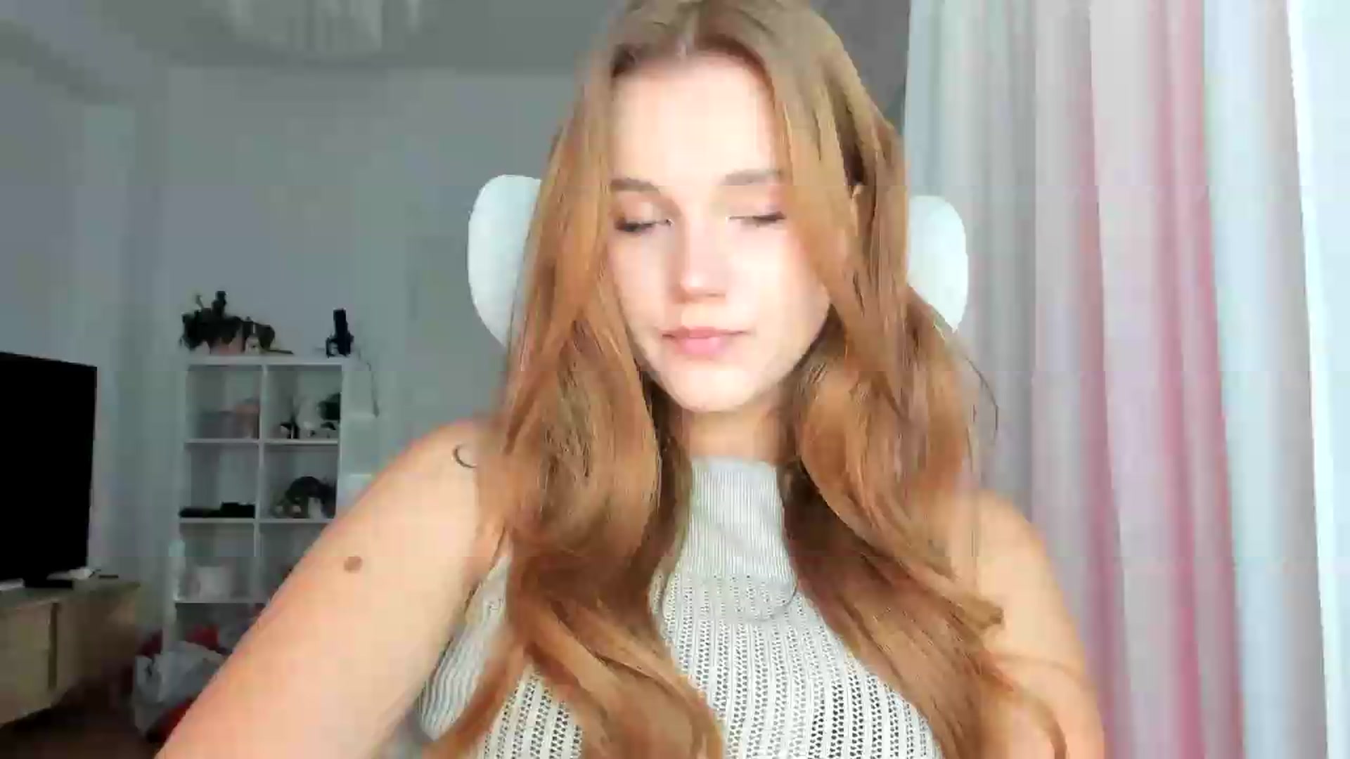 Gallery image thumbnail from lisa_lisa's myfreecams stream on, 08/28/2026, 15:53 image 7 of 20
