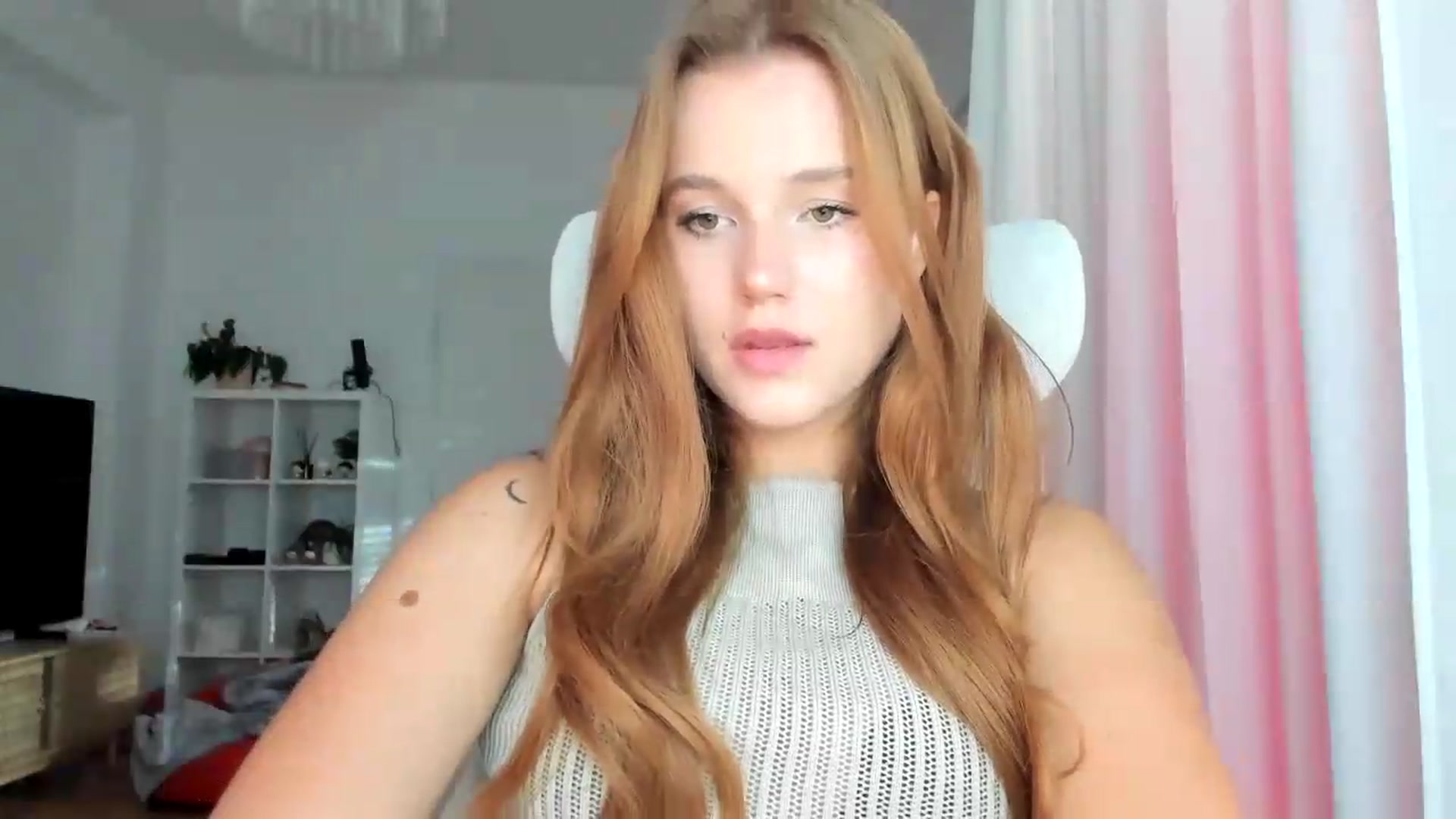 Gallery image thumbnail from lisa_lisa's myfreecams stream on, 08/28/2026, 15:53 image 4 of 20