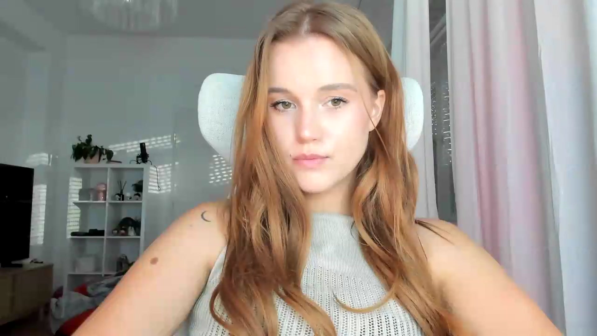 Gallery image thumbnail from lisa_lisa's myfreecams stream on, 08/28/2026, 16:46 image 16 of 20