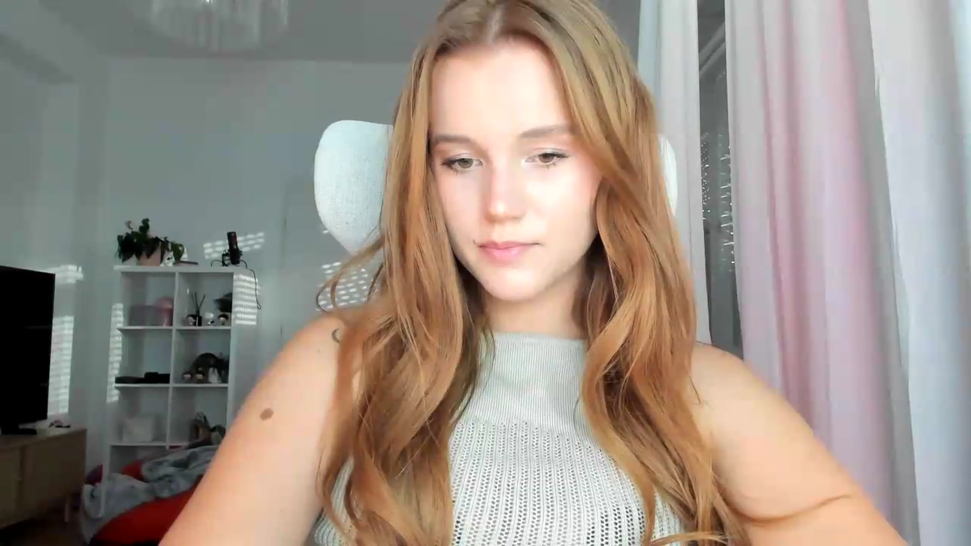 Gallery image thumbnail from lisa_lisa's myfreecams stream on, 08/28/2026, 16:46 image 9 of 20